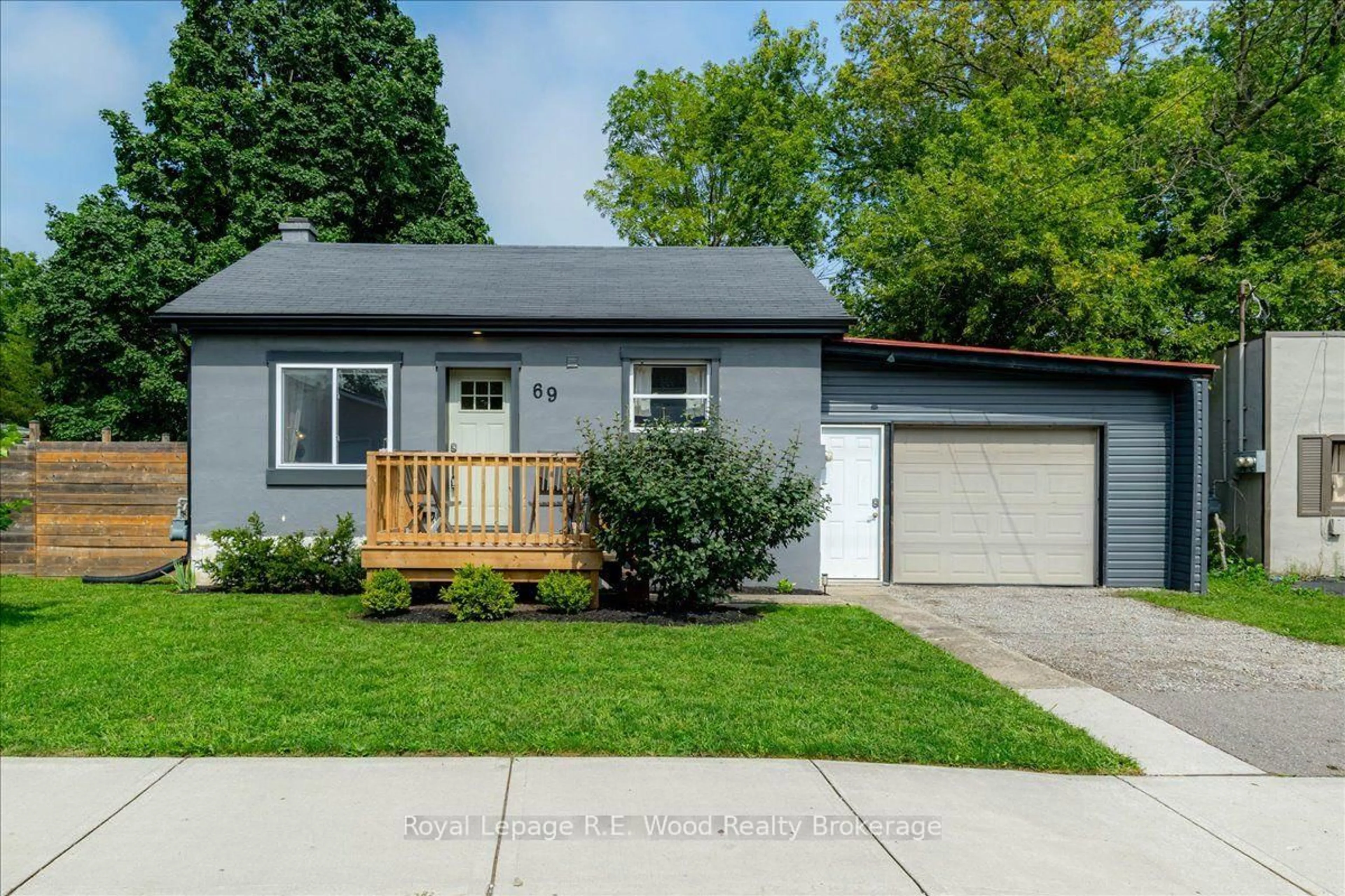 Home with vinyl exterior material, street for 69 Ann St, Norfolk Ontario N4B 1H6