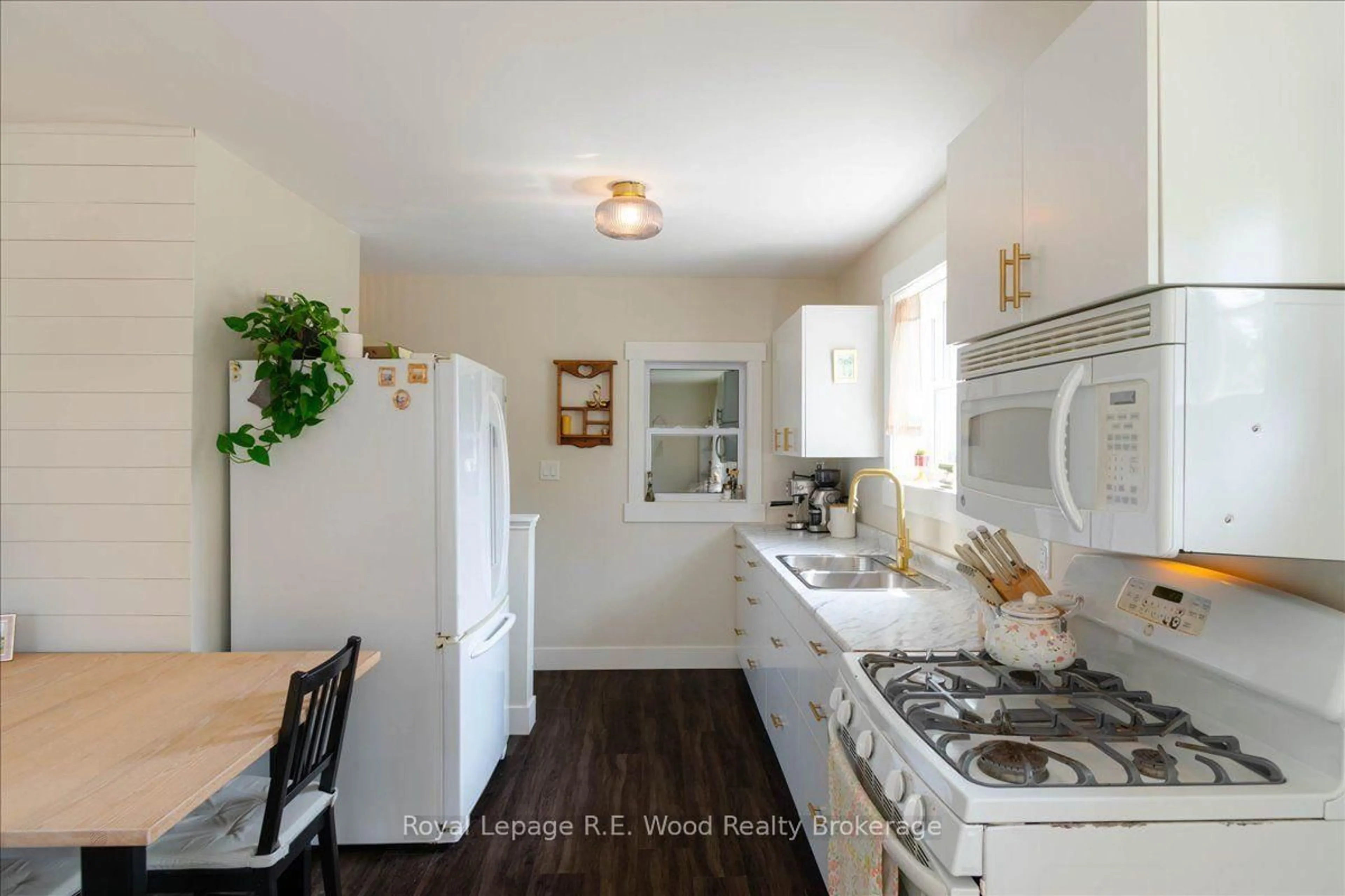 Standard kitchen, unknown for 69 Ann St, Norfolk Ontario N4B 1H6