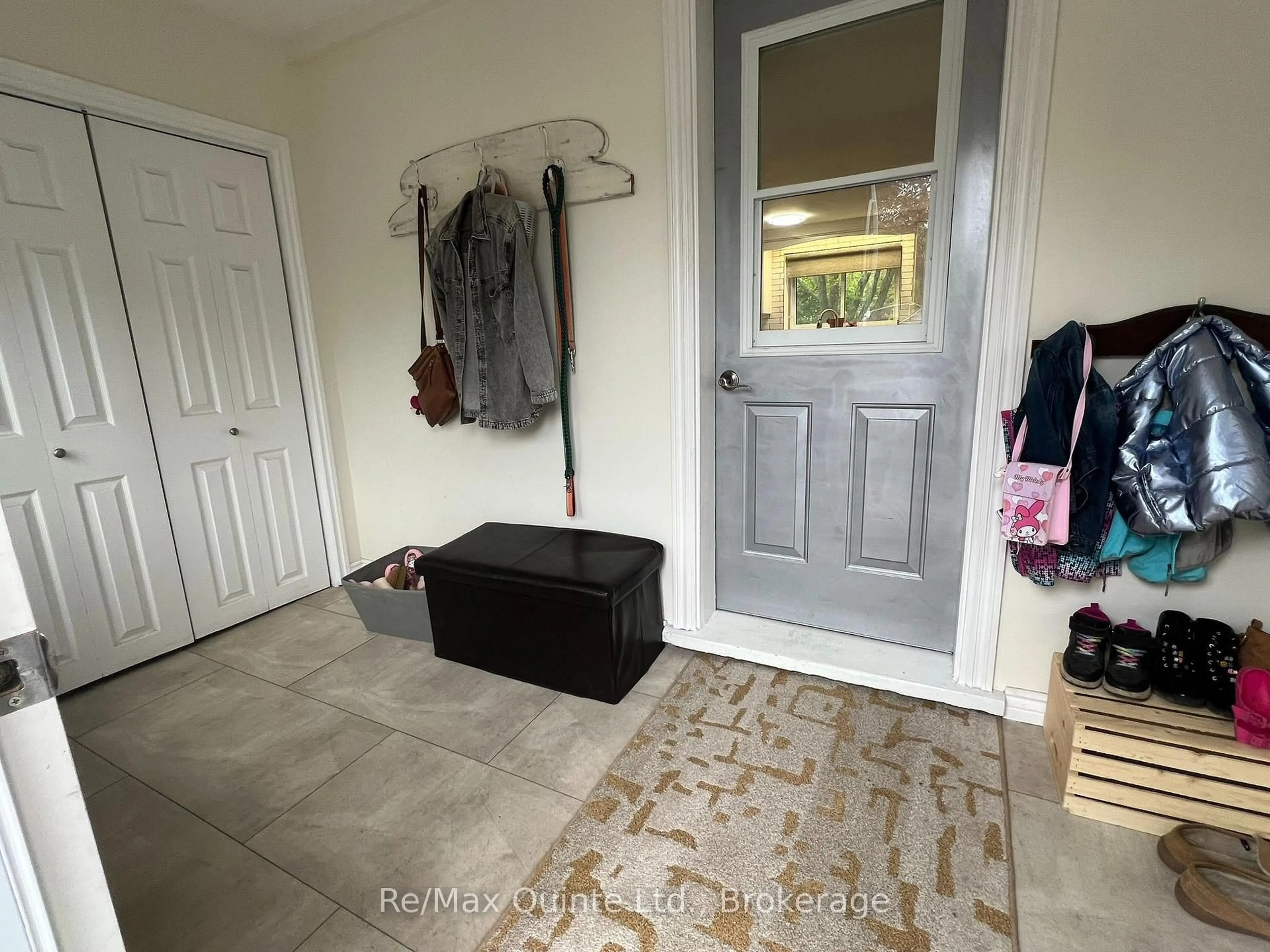 Indoor entryway for 101 Roseland Dr, Quinte West Ontario K0K 1L0