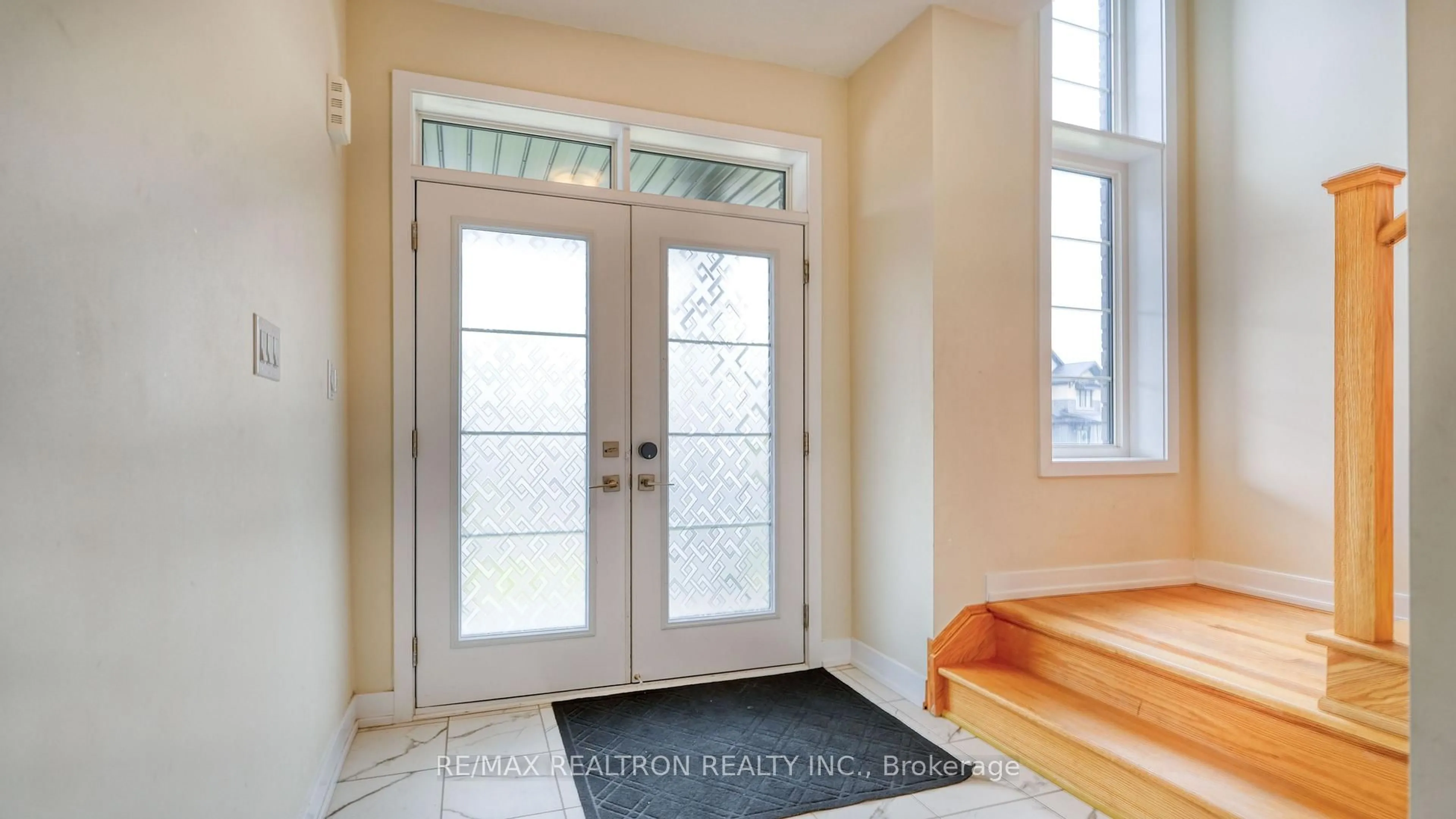 Indoor entryway for 20 Hawick Cres, Haldimand Ontario N3W 0G4