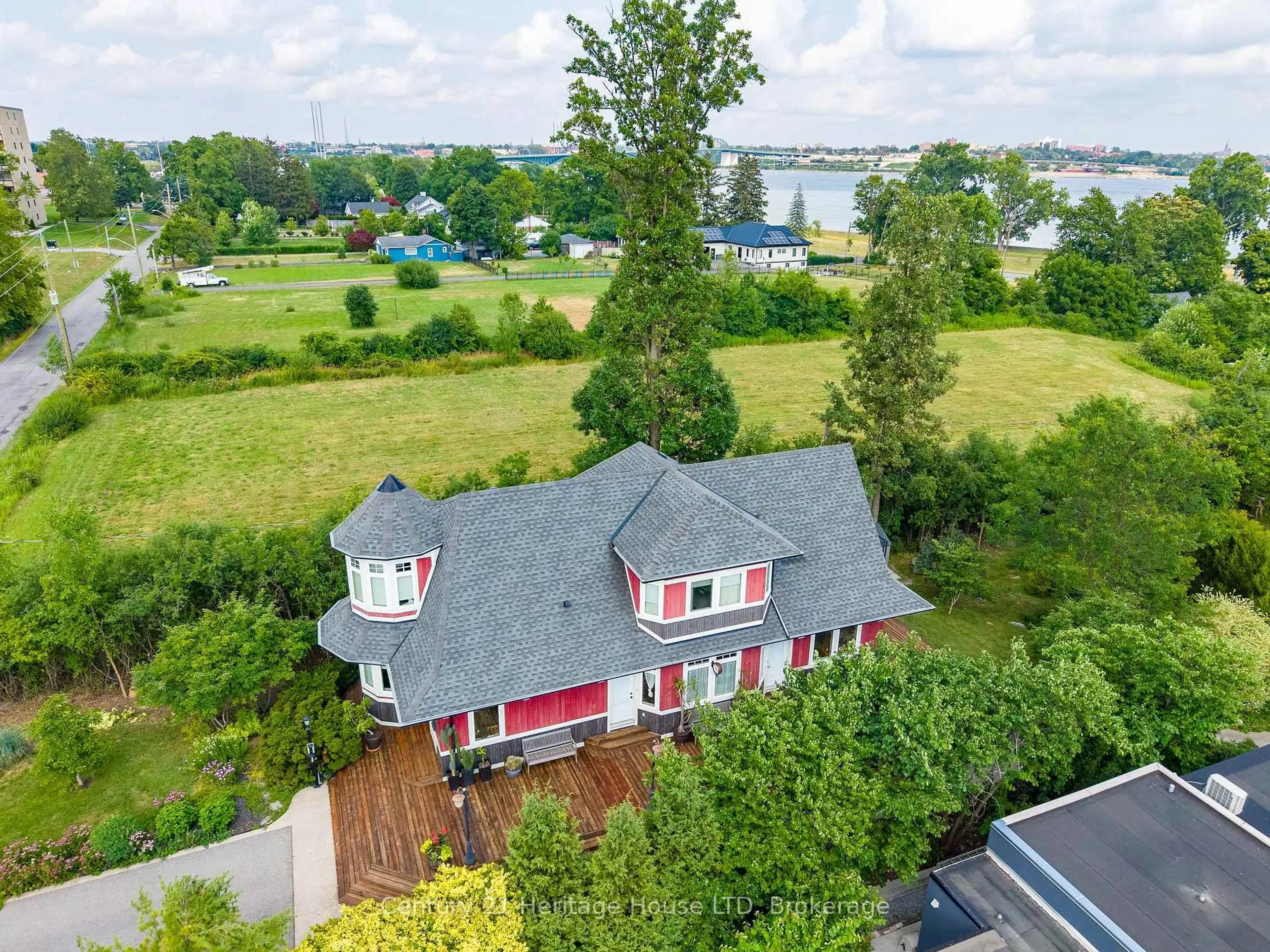 A pic from outside/outdoor area/front of a property/back of a property/a pic from drone, water/lake/river/ocean view for 134 Albany Rd, Fort Erie Ontario L2A 1L6