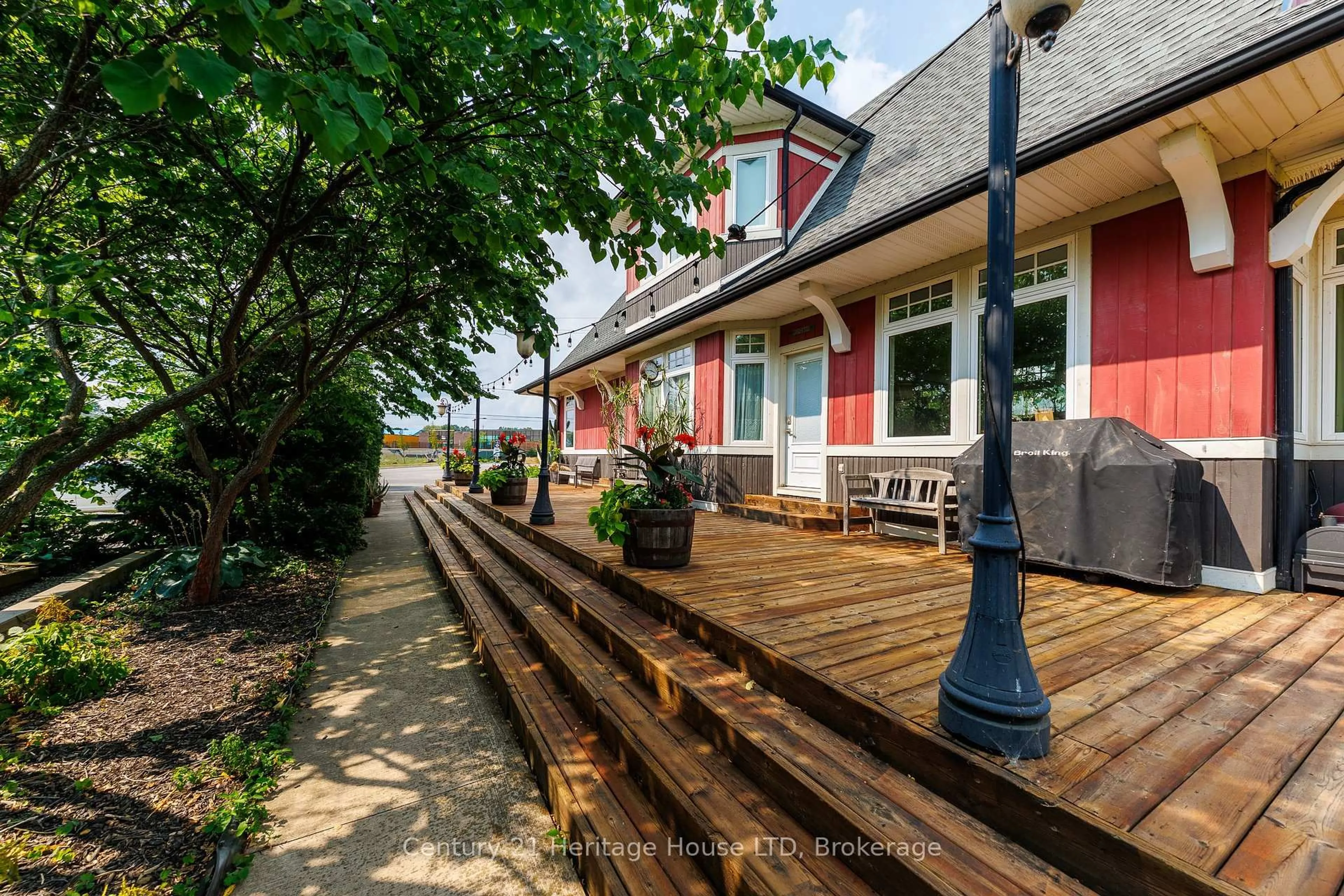 Patio, street for 134 Albany Rd, Fort Erie Ontario L2A 1L6