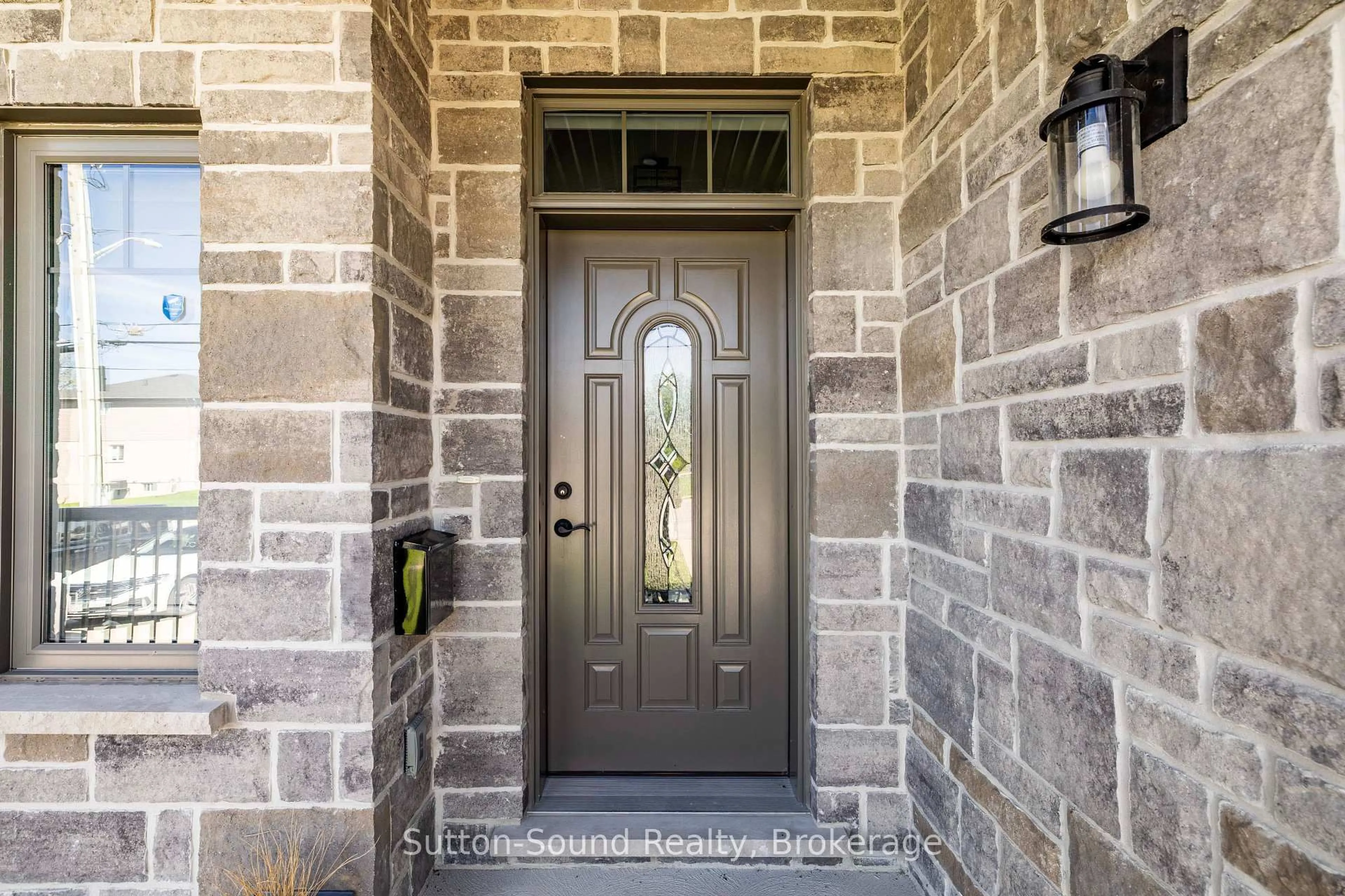 Indoor entryway for 2545 9th Ave, Owen Sound Ontario N4K 3H4