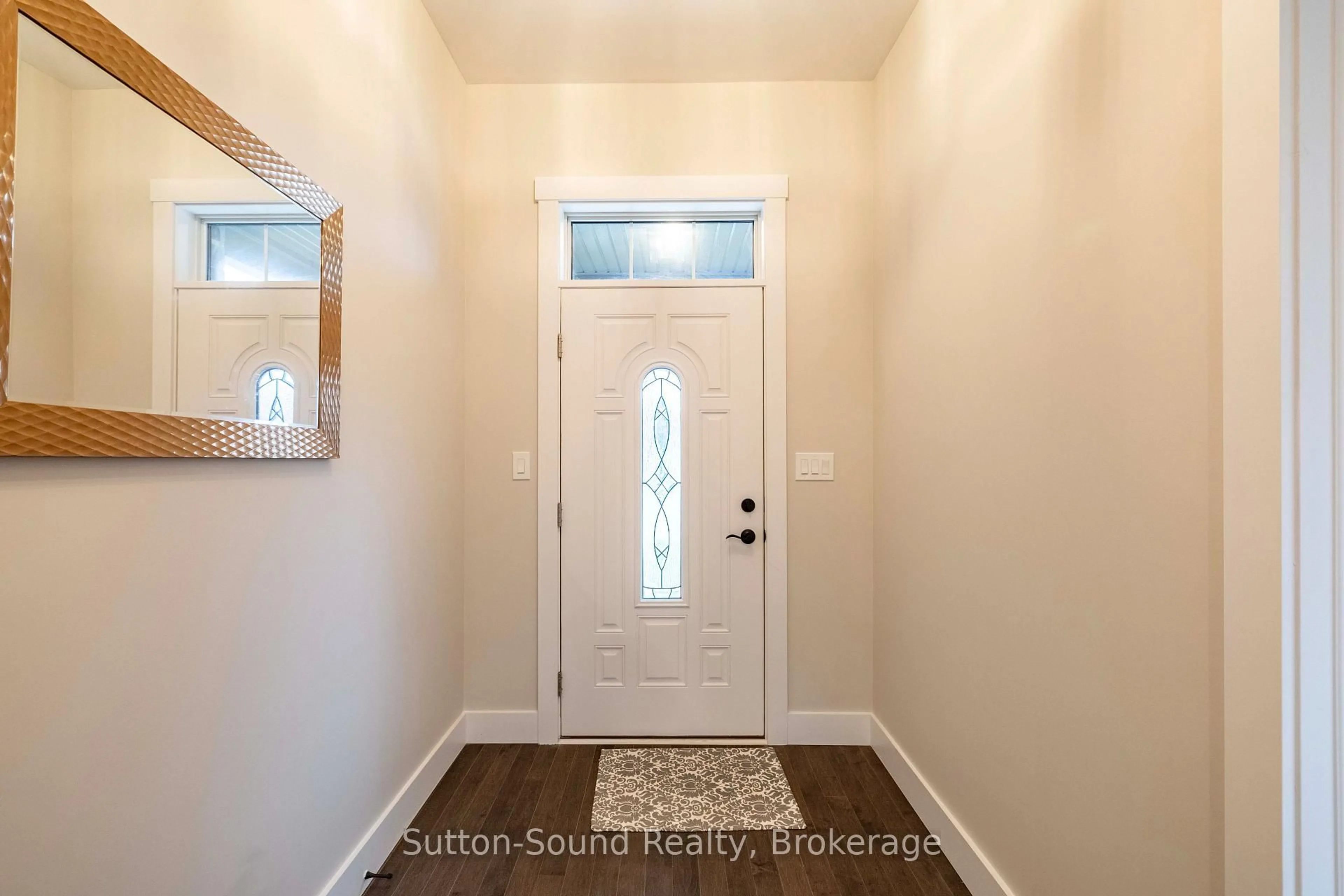 Indoor entryway for 2545 9th Ave, Owen Sound Ontario N4K 3H4