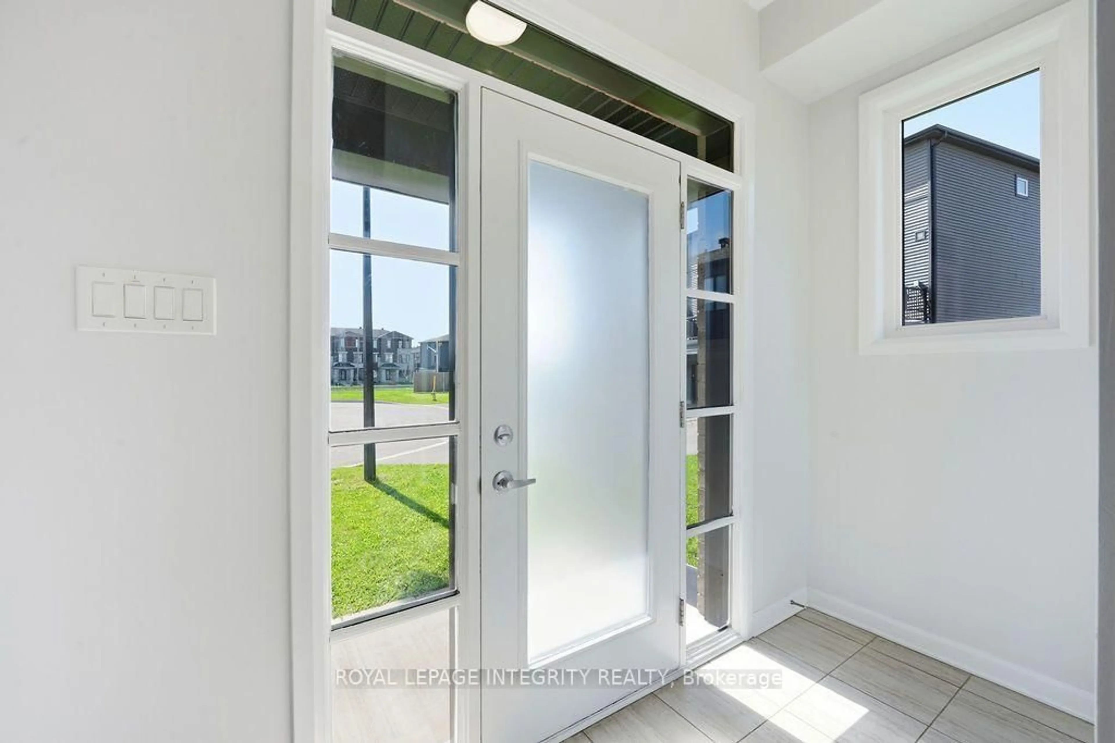 Indoor entryway for 1136 SPEEDVALE Crt, Ottawa Ontario K2T 0H9