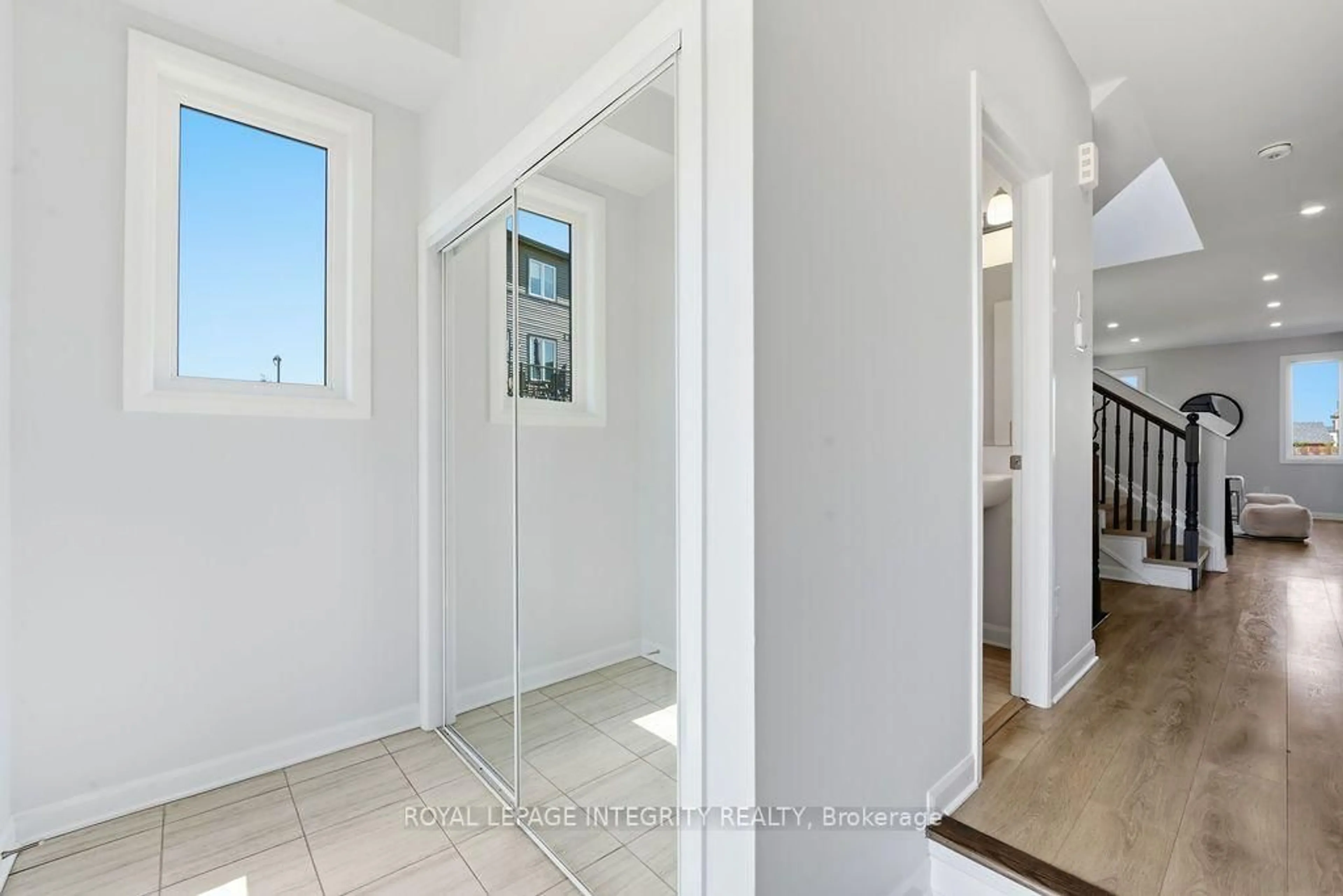 Indoor entryway for 1136 SPEEDVALE Crt, Ottawa Ontario K2T 0H9