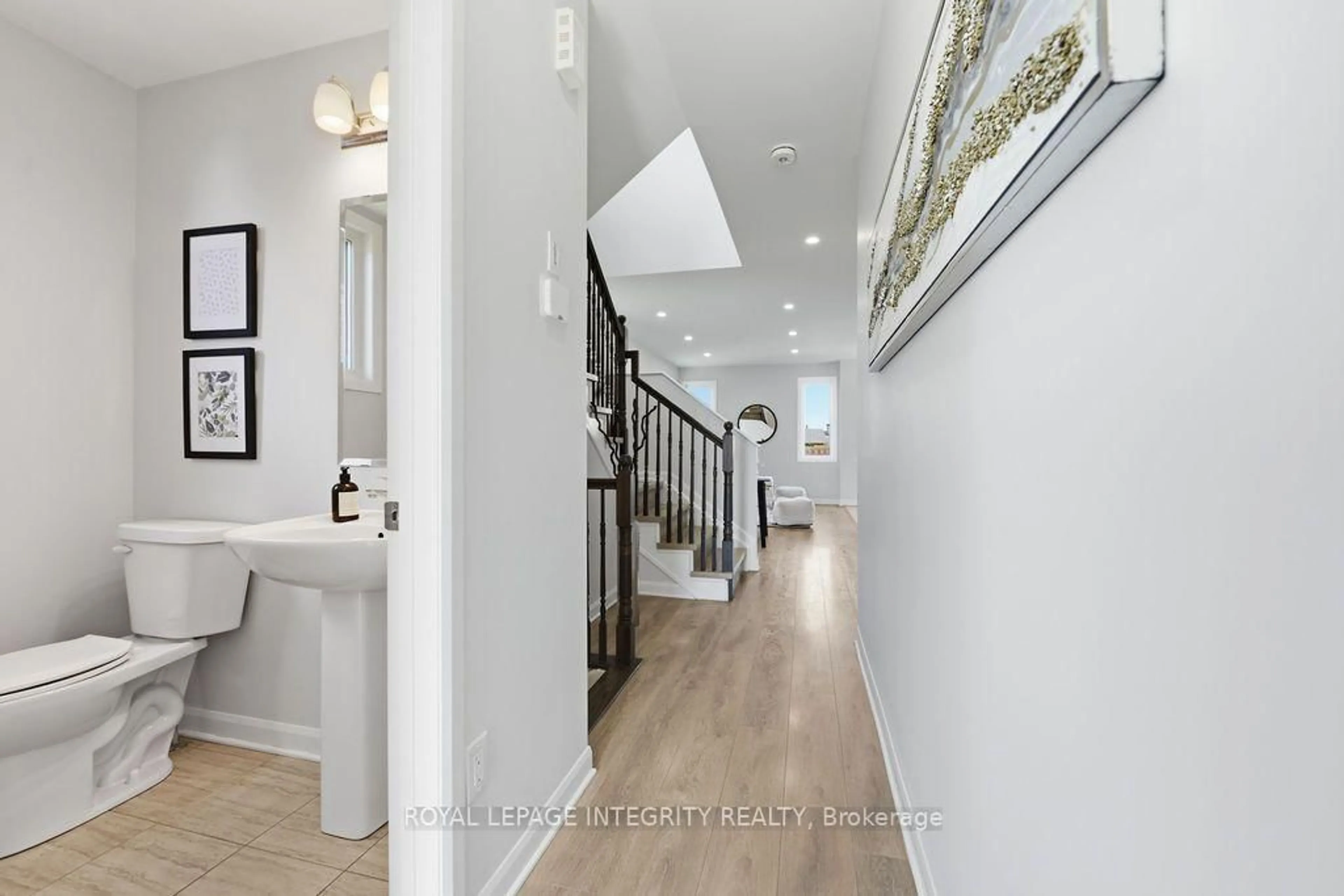 Indoor entryway for 1136 SPEEDVALE Crt, Ottawa Ontario K2T 0H9