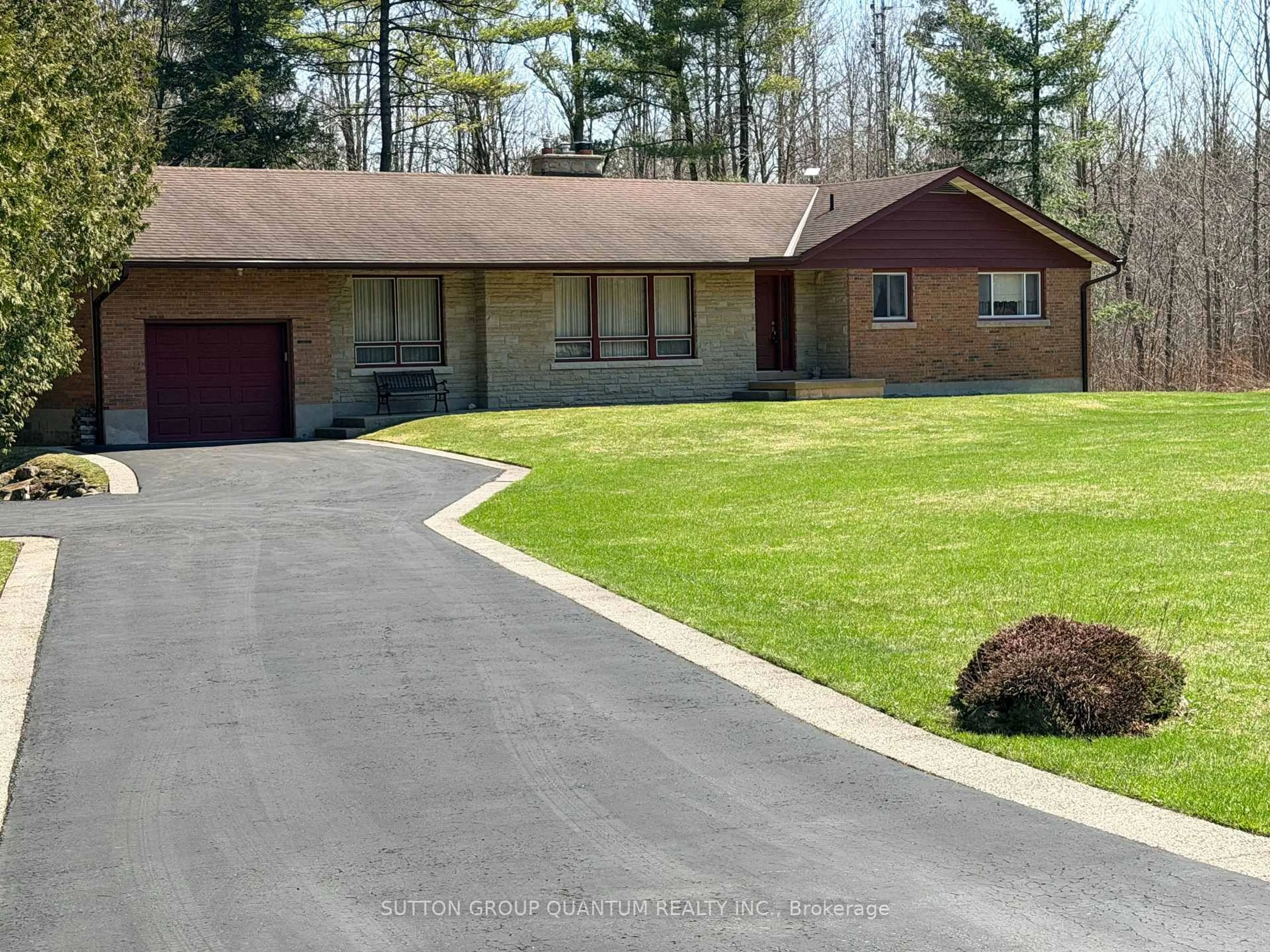 Home with vinyl exterior material, street for 506 11th Concession Rd, Hamilton Ontario L8B 1J1