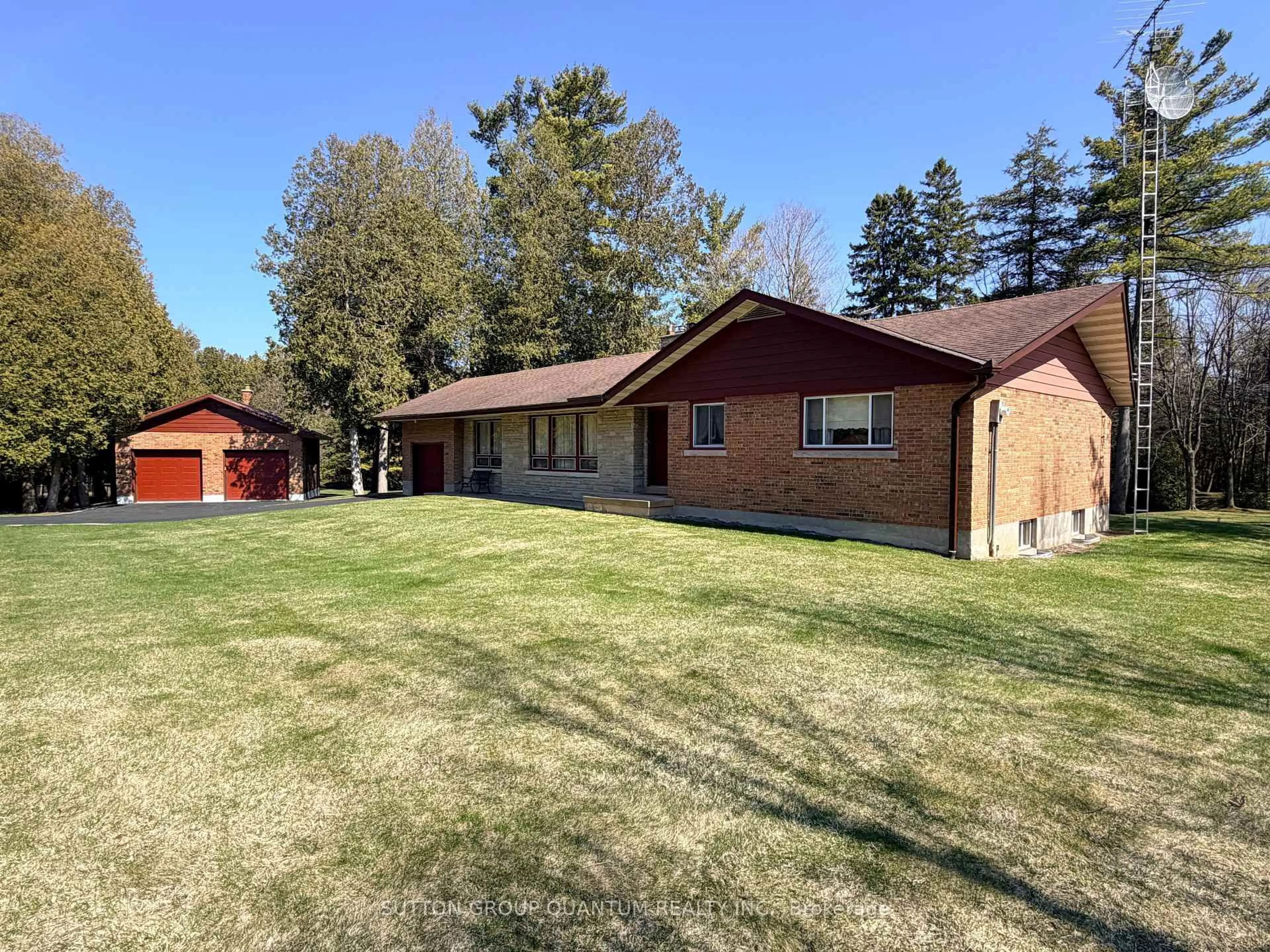 A pic from outside/outdoor area/front of a property/back of a property/a pic from drone, unknown for 506 11th Concession Rd, Hamilton Ontario L8B 1J1