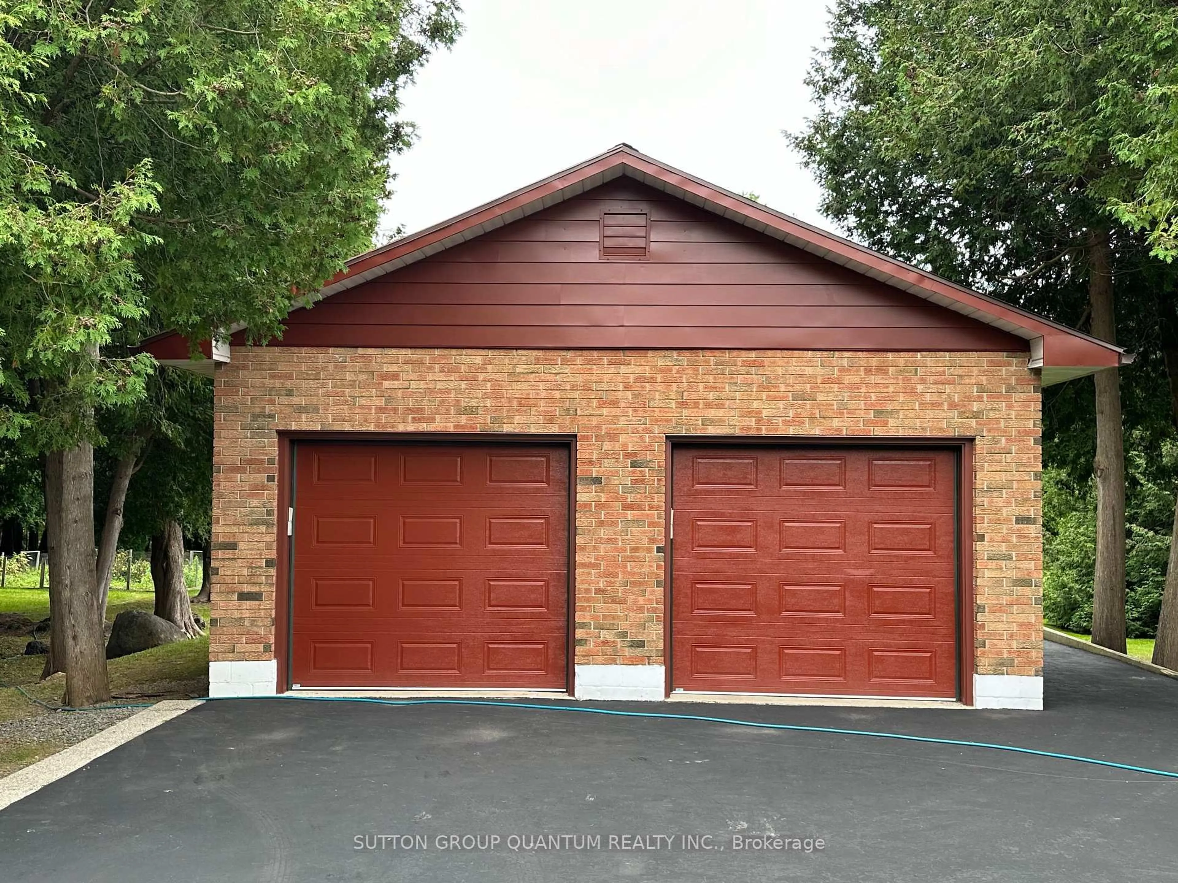 Indoor garage for 506 11th Concession Rd, Hamilton Ontario L8B 1J1