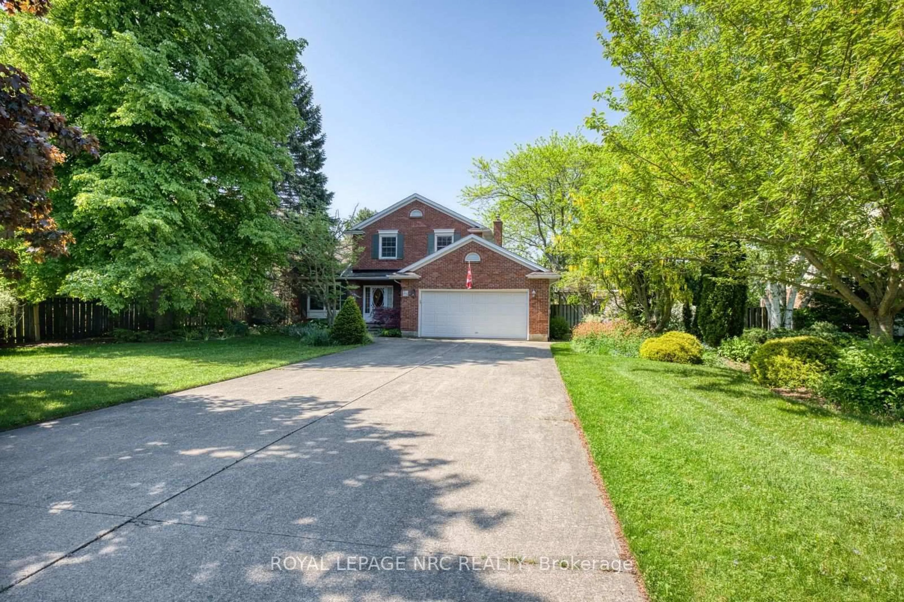 A pic from outside/outdoor area/front of a property/back of a property/a pic from drone, street for 35 Garrison Village Dr, Niagara-on-the-Lake Ontario L0S 1J0
