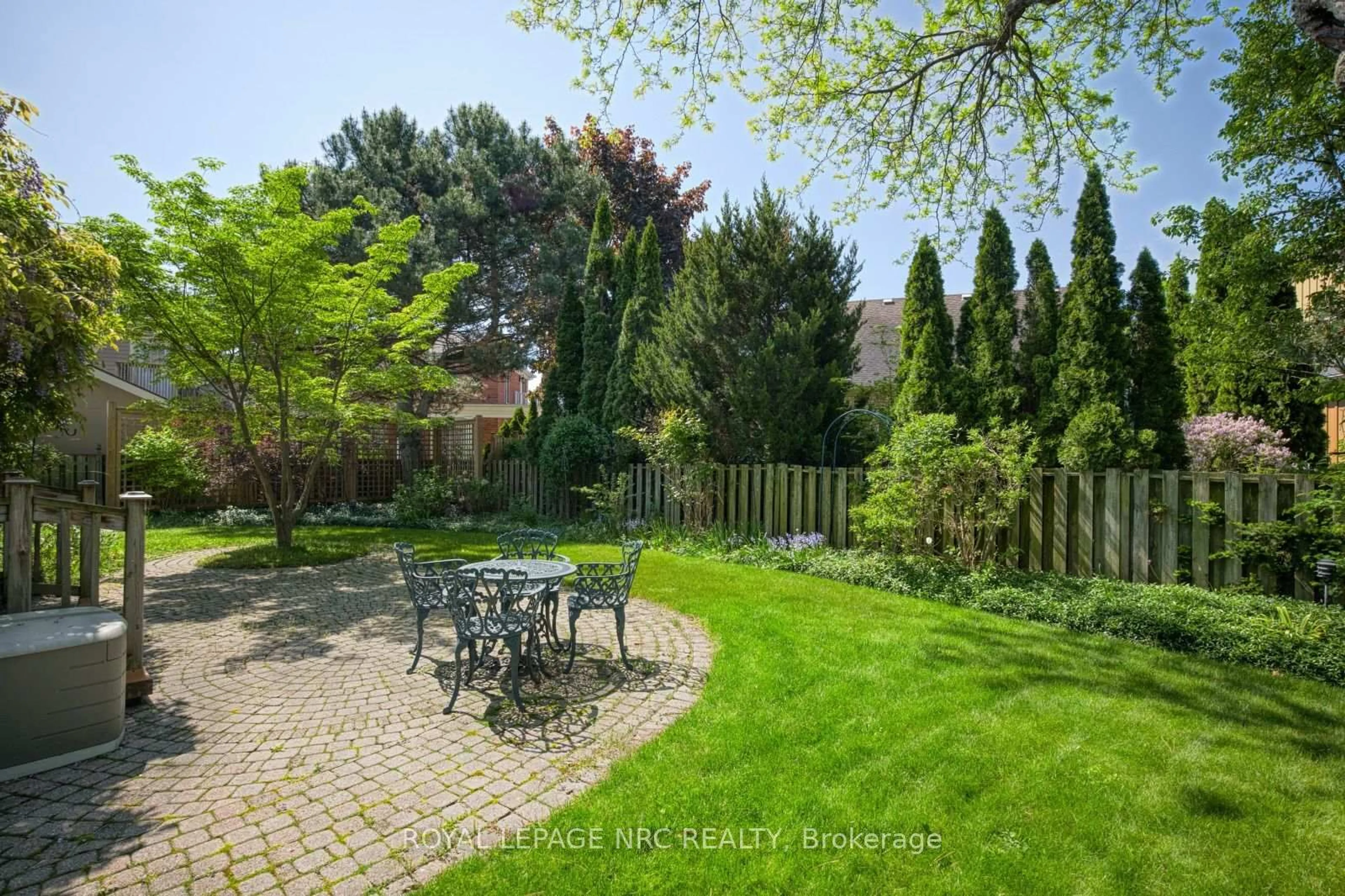 Patio, street for 35 Garrison Village Dr, Niagara-on-the-Lake Ontario L0S 1J0