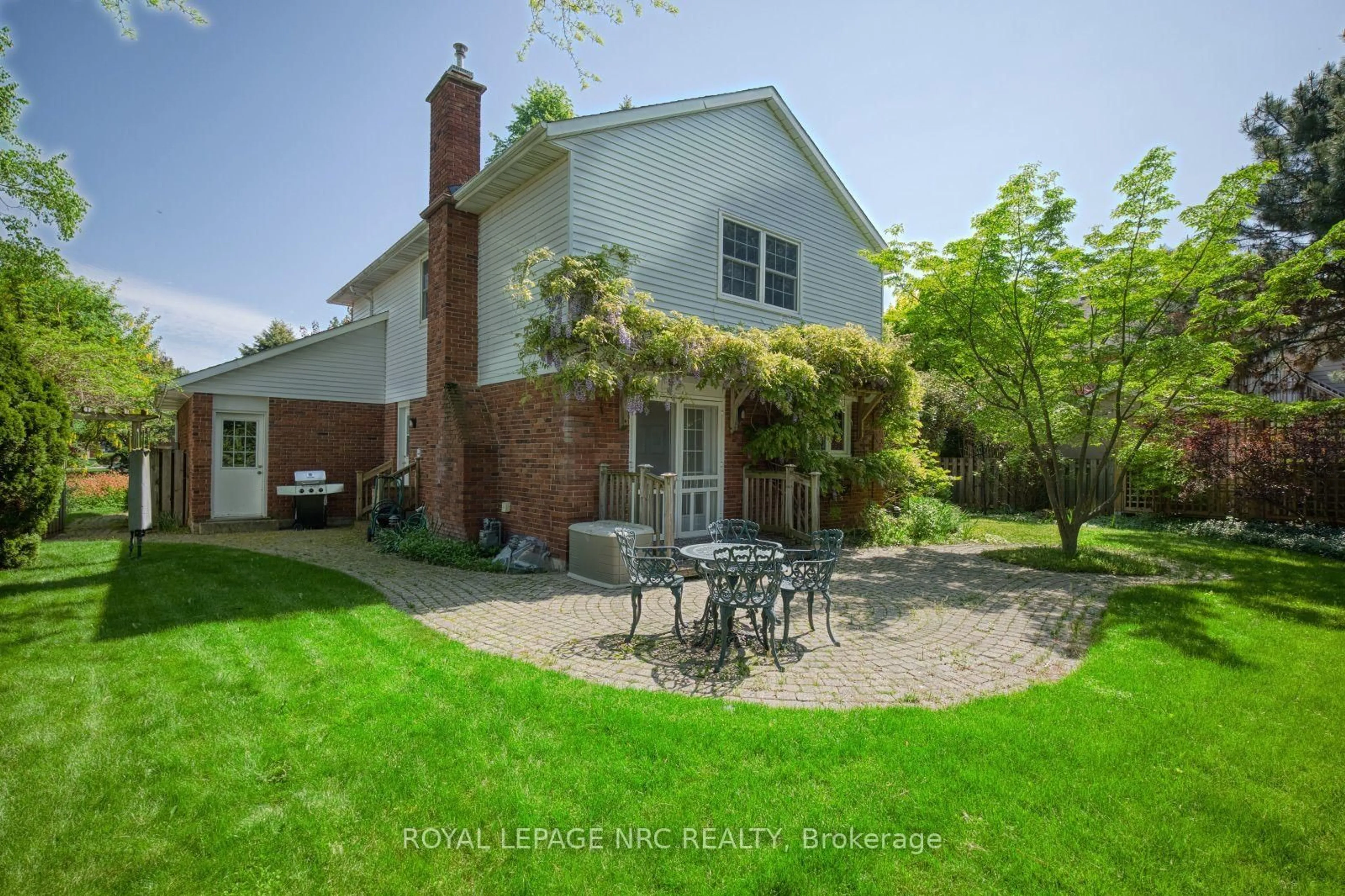A pic from outside/outdoor area/front of a property/back of a property/a pic from drone, street for 35 Garrison Village Dr, Niagara-on-the-Lake Ontario L0S 1J0