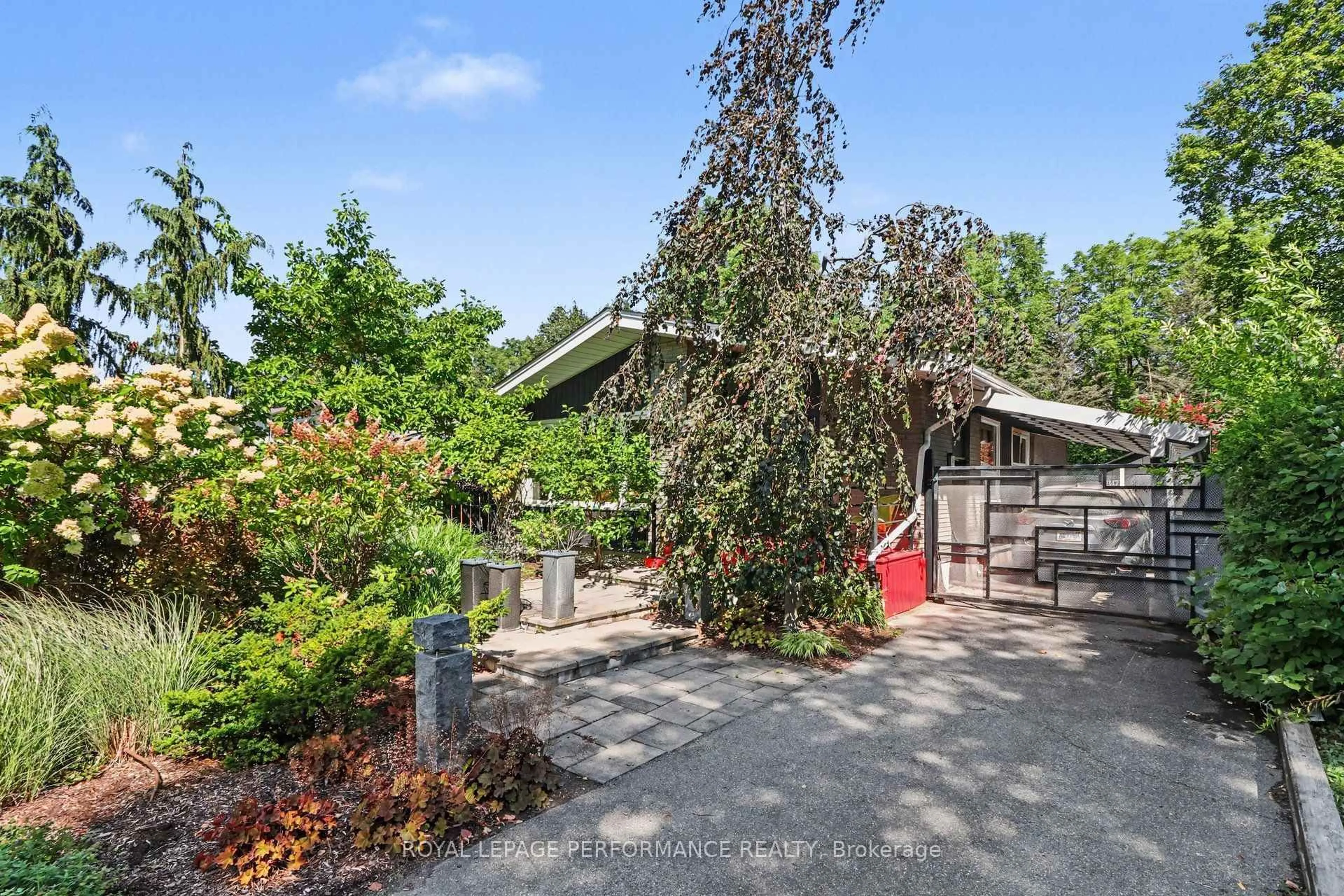 A pic from outside/outdoor area/front of a property/back of a property/a pic from drone, unknown for 1147 Parkway Dr, Ottawa Ontario K2C 2W1