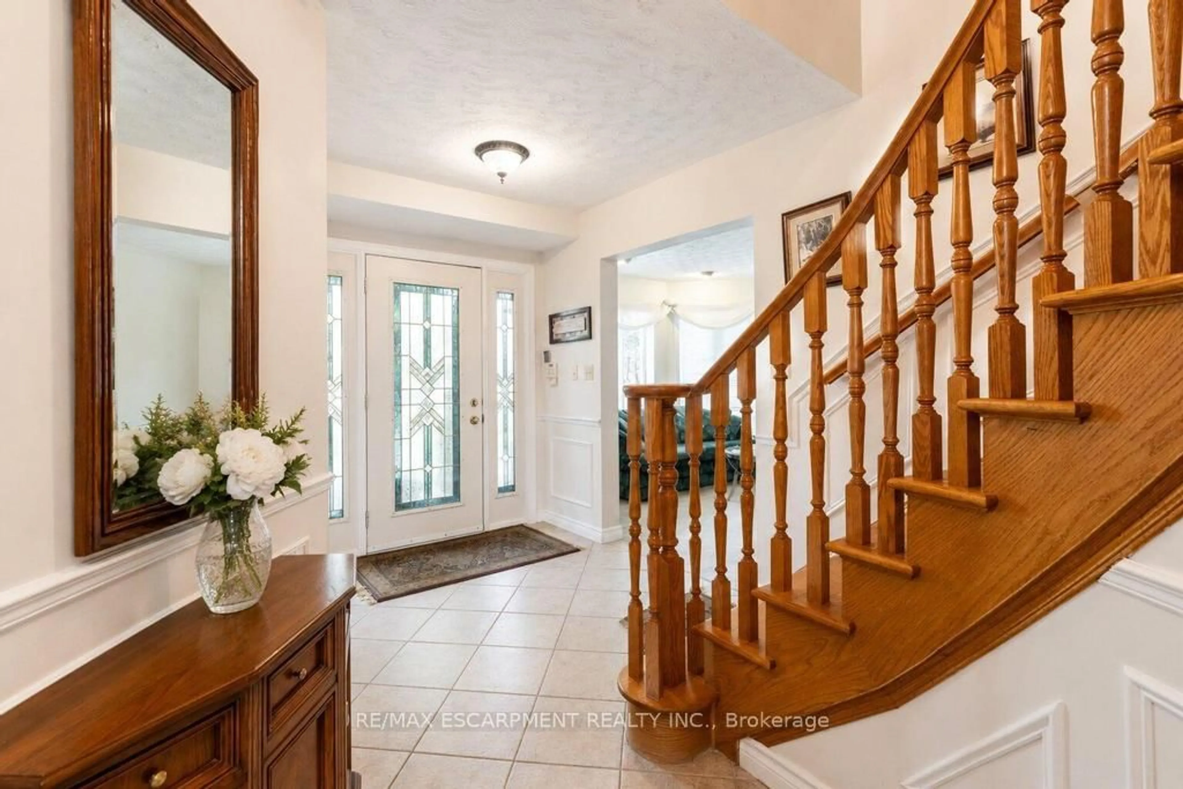 Indoor entryway for 33 Maryvale Ave, Hamilton Ontario L9H 7P1