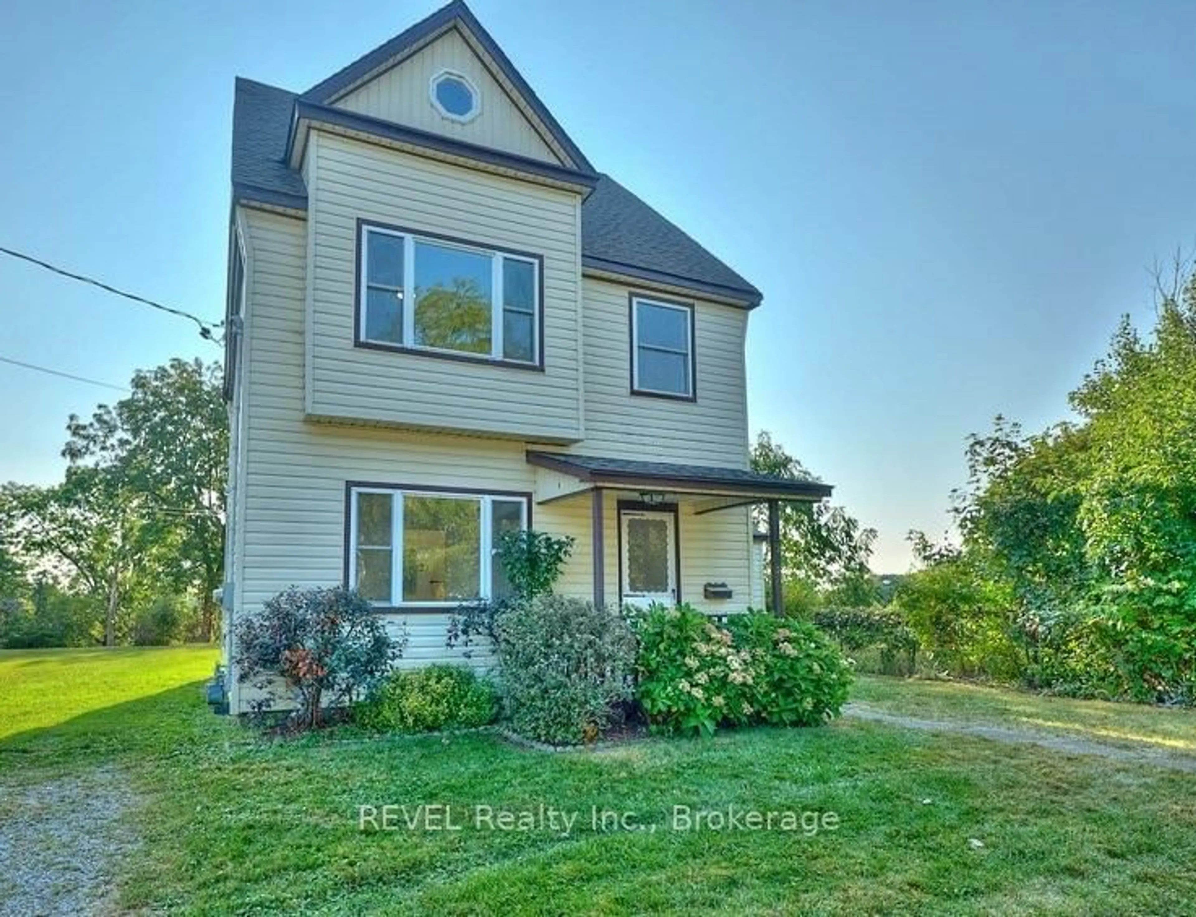 A pic from outside/outdoor area/front of a property/back of a property/a pic from drone, unknown for 245 Stanton St, Fort Erie Ontario L2A 3N8