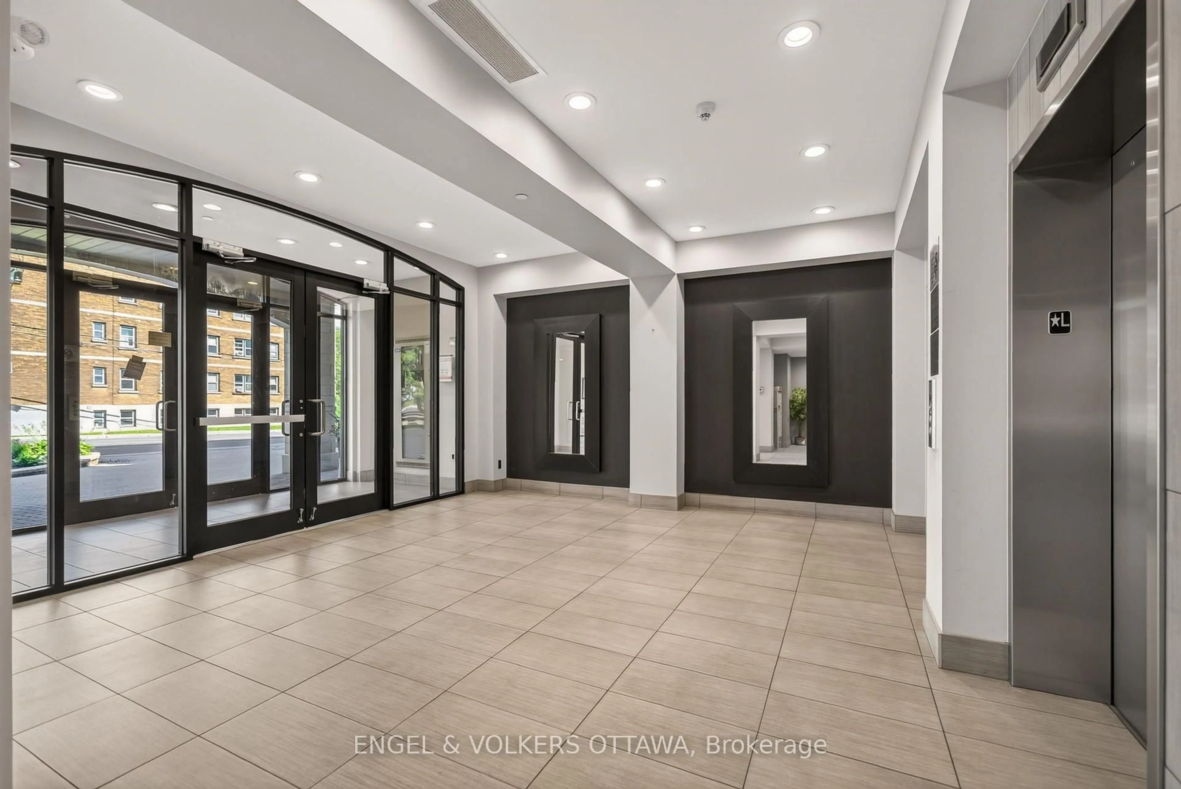 Indoor foyer for 808 Bronson Ave #209, Ottawa Ontario K1S 5A4