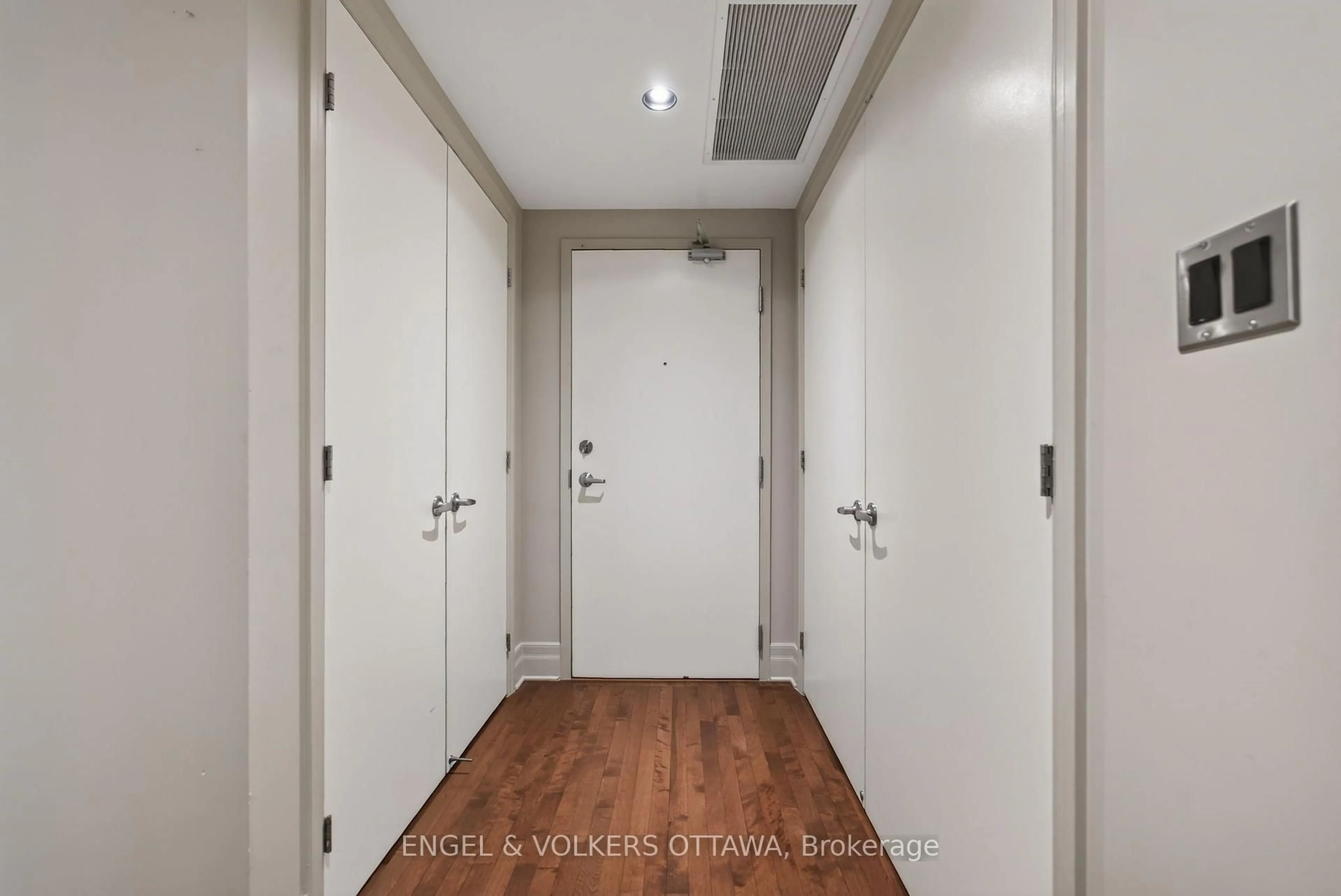 Indoor foyer for 808 Bronson Ave #209, Ottawa Ontario K1S 5A4