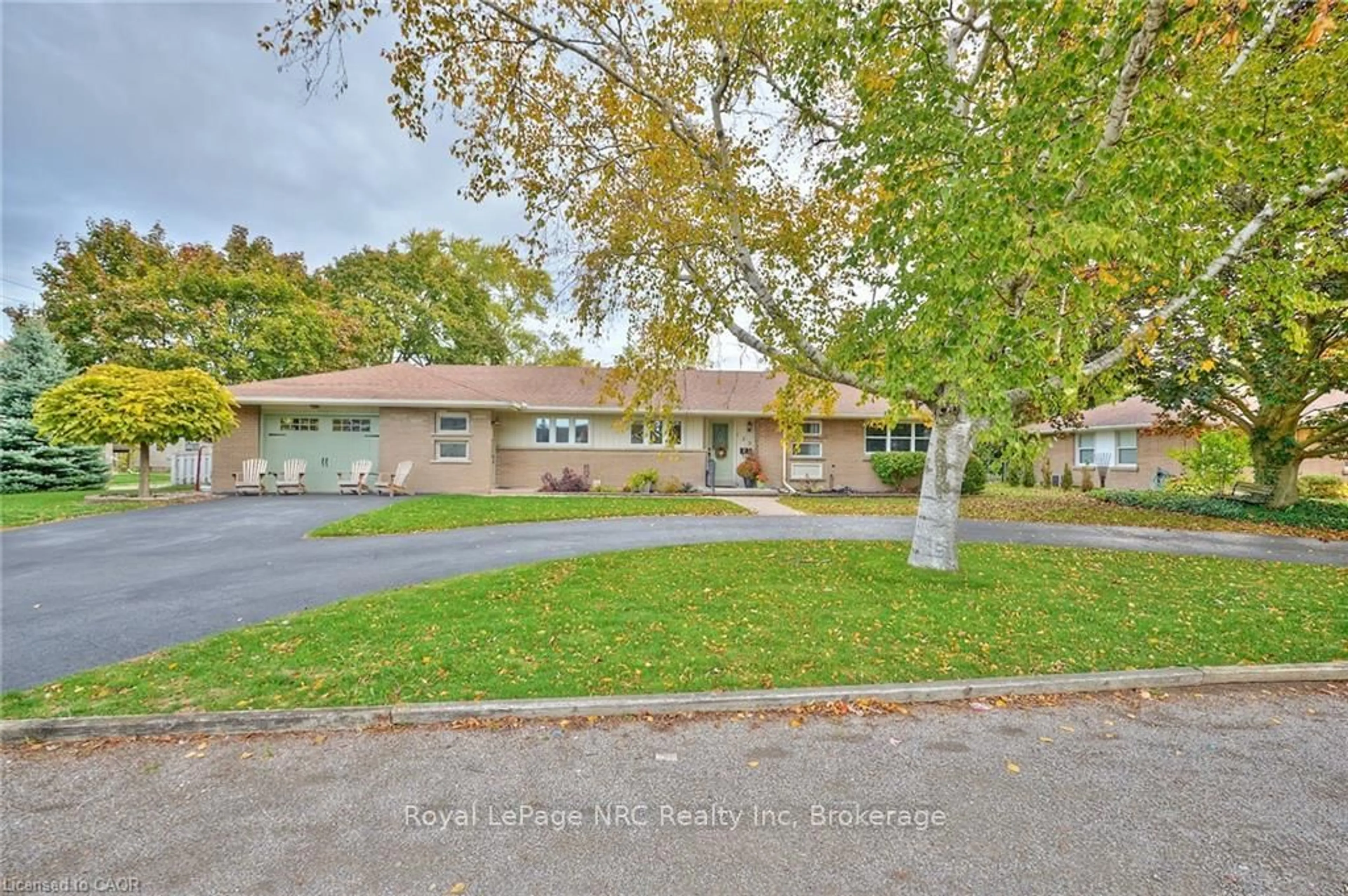 A pic from outside/outdoor area/front of a property/back of a property/a pic from drone, street for 123 Fairview Ave, Haldimand Ontario N1A 1M2