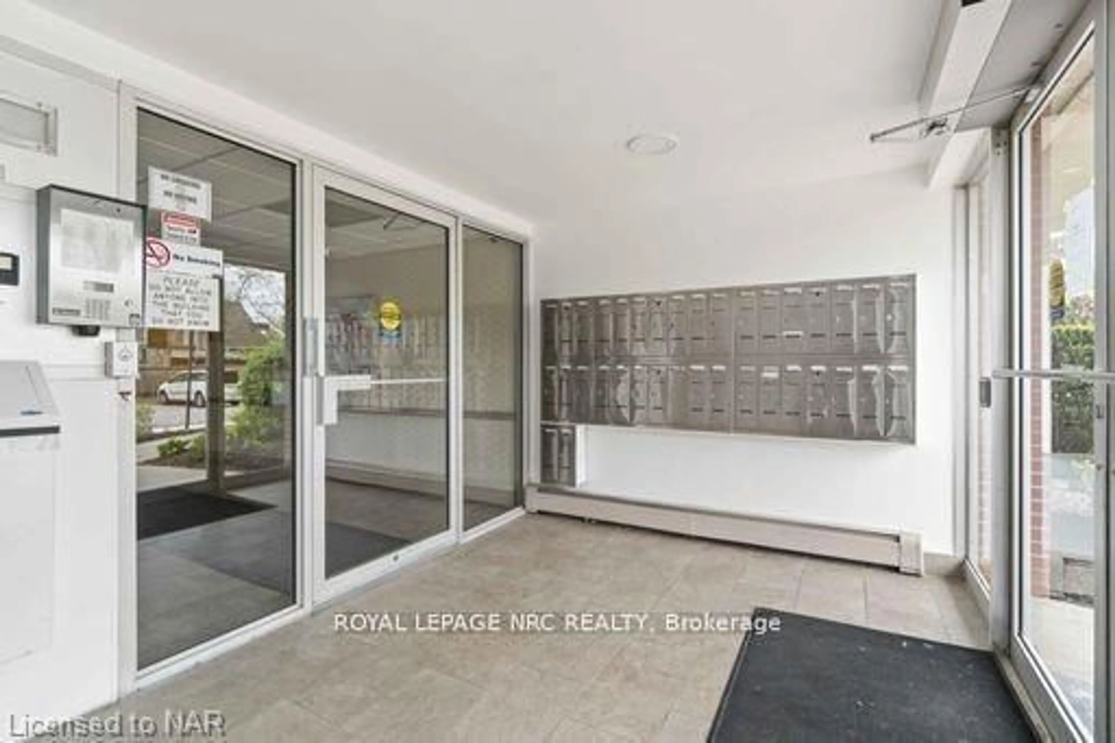 Indoor foyer for 264 Grantham Ave #307, St. Catharines Ontario L2P 3H1