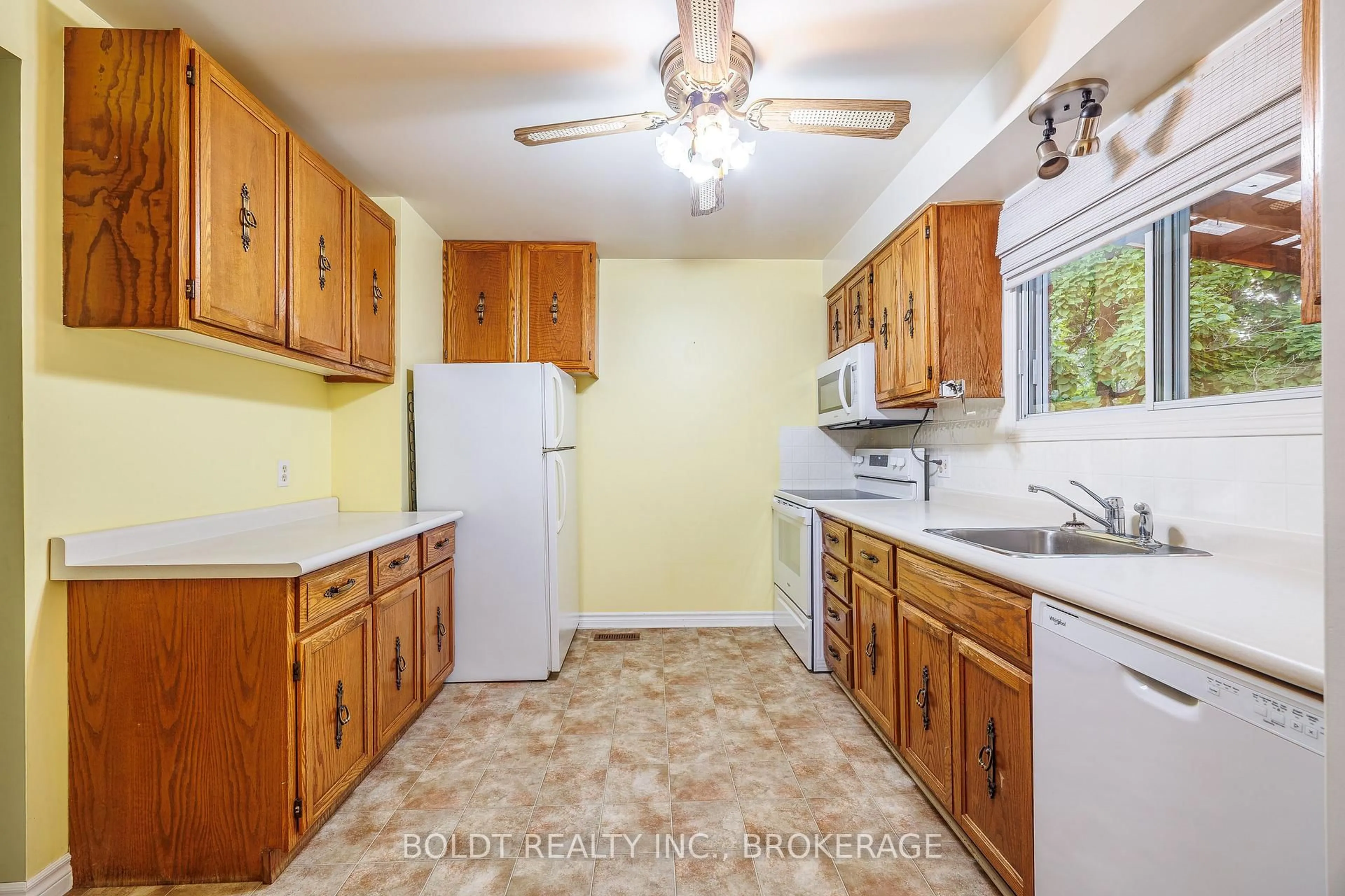 Standard kitchen, unknown for 50 Silvan Dr, Welland Ontario L3C 6C3