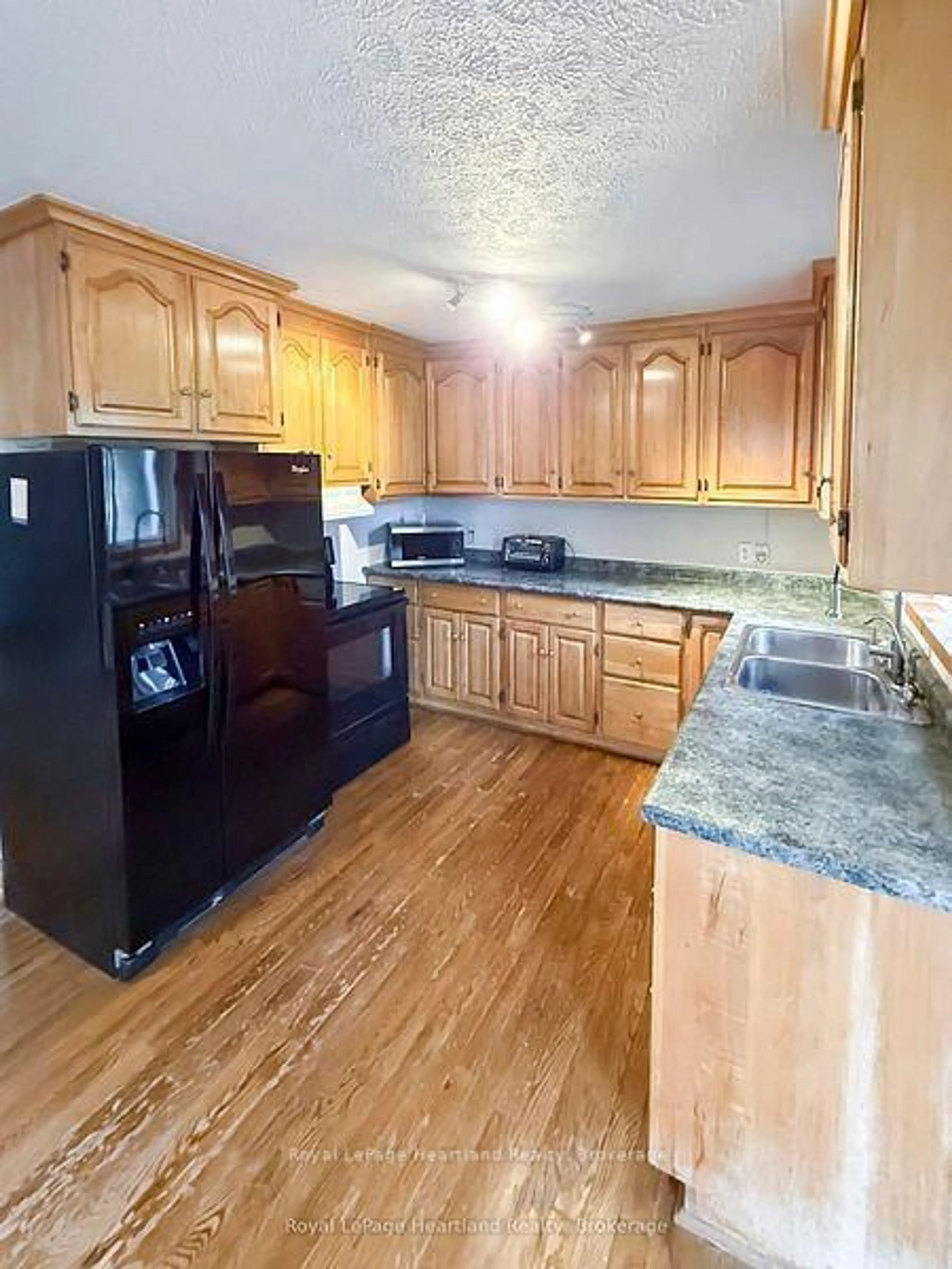 Standard kitchen, unknown for 16 Whitechurch St, Huron-Kinloss Ontario N0G 2W0