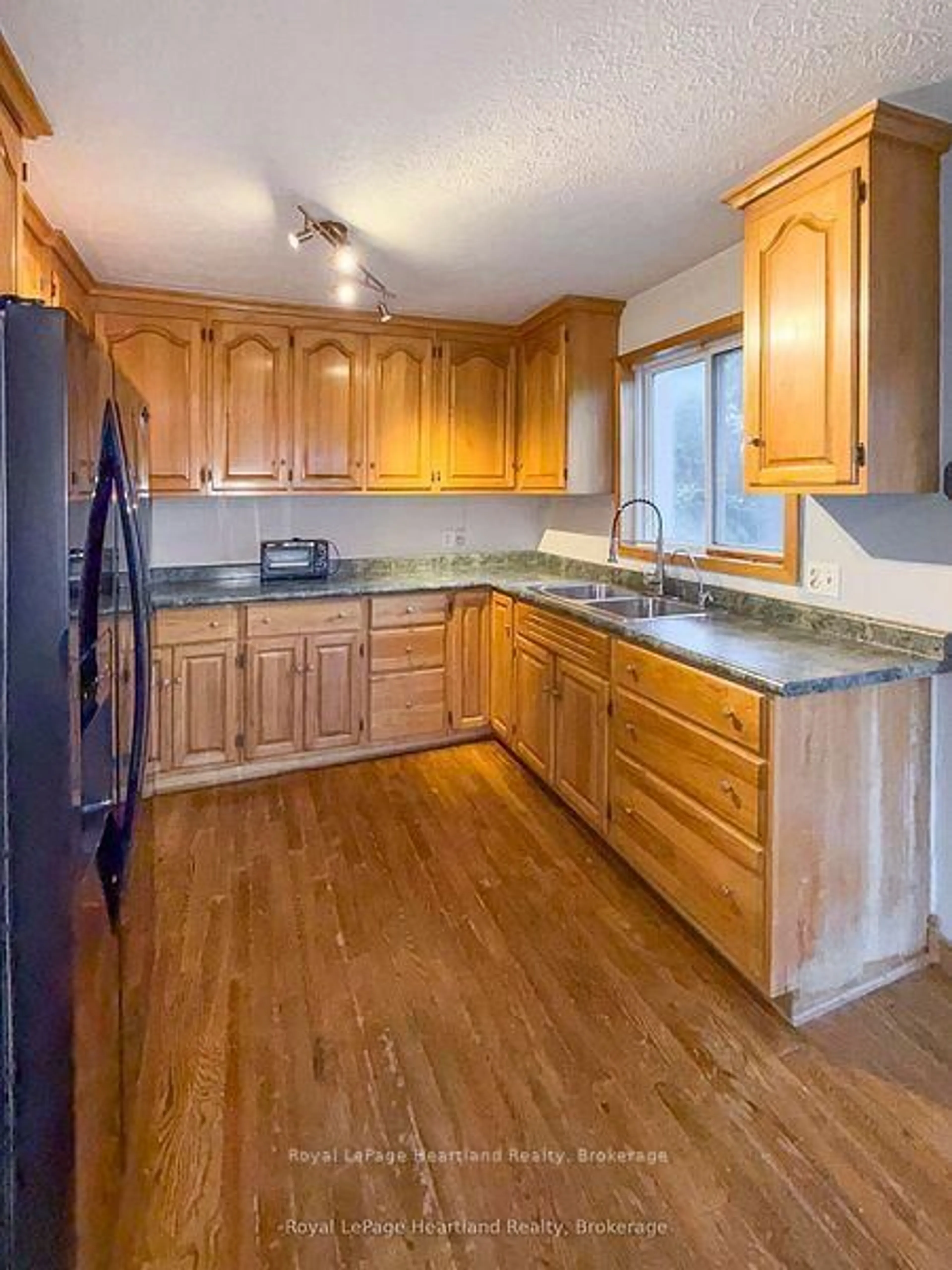 Standard kitchen, unknown for 16 Whitechurch St, Huron-Kinloss Ontario N0G 2W0