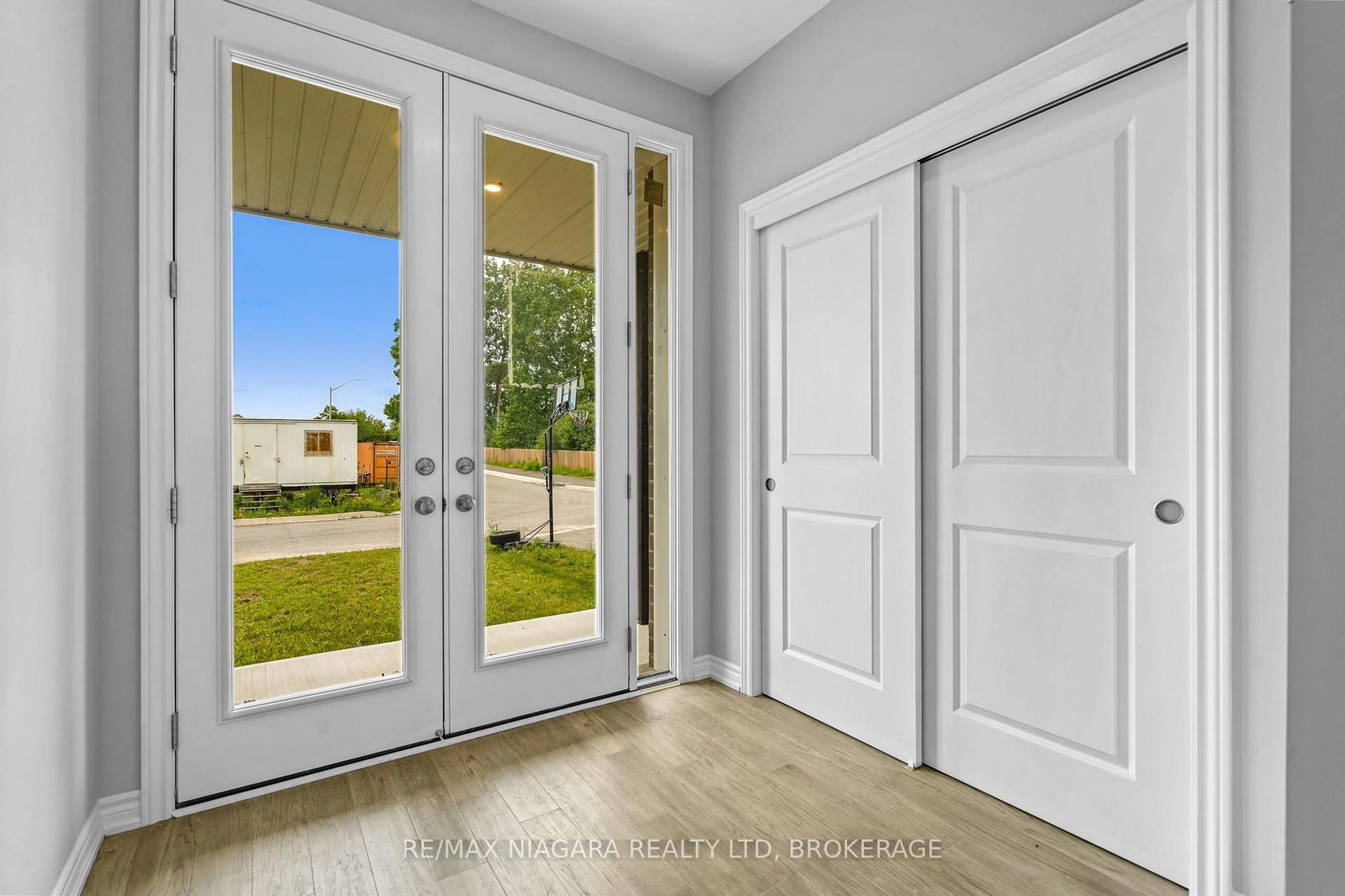 Indoor entryway for 226 Wellandvale Dr, Welland Ontario L3C 7C7