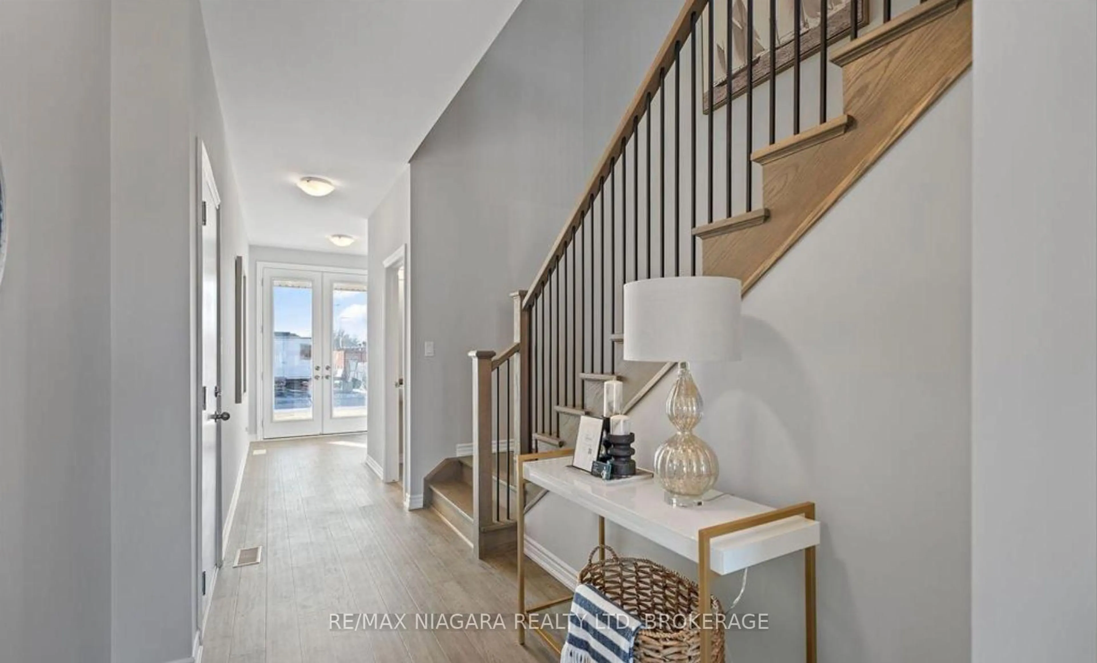 Indoor entryway for 226 Wellandvale Dr, Welland Ontario L3C 7C7