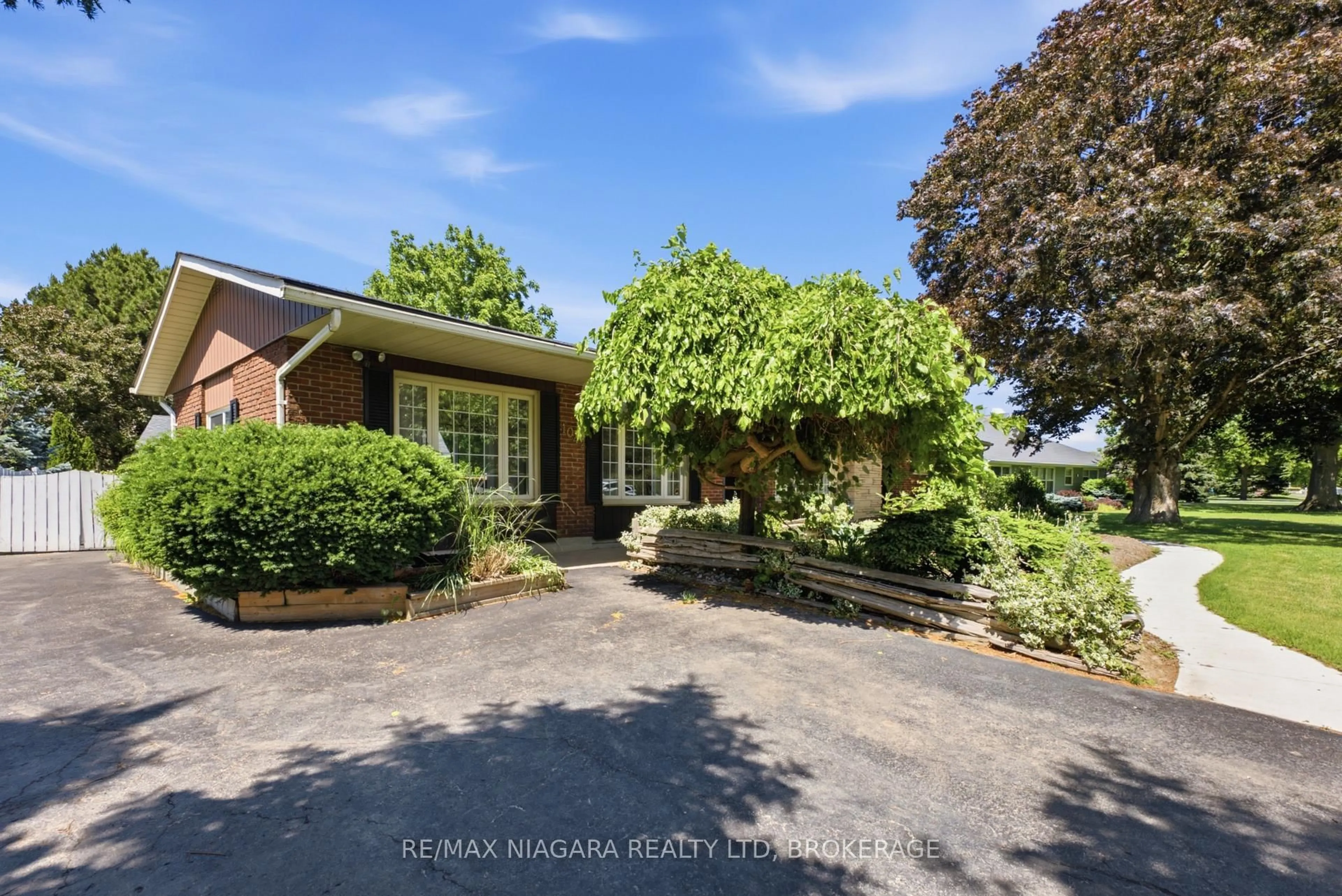A pic from outside/outdoor area/front of a property/back of a property/a pic from drone, street for 1042 Lakeshore Rd, St. Catharines Ontario L2R 6P9