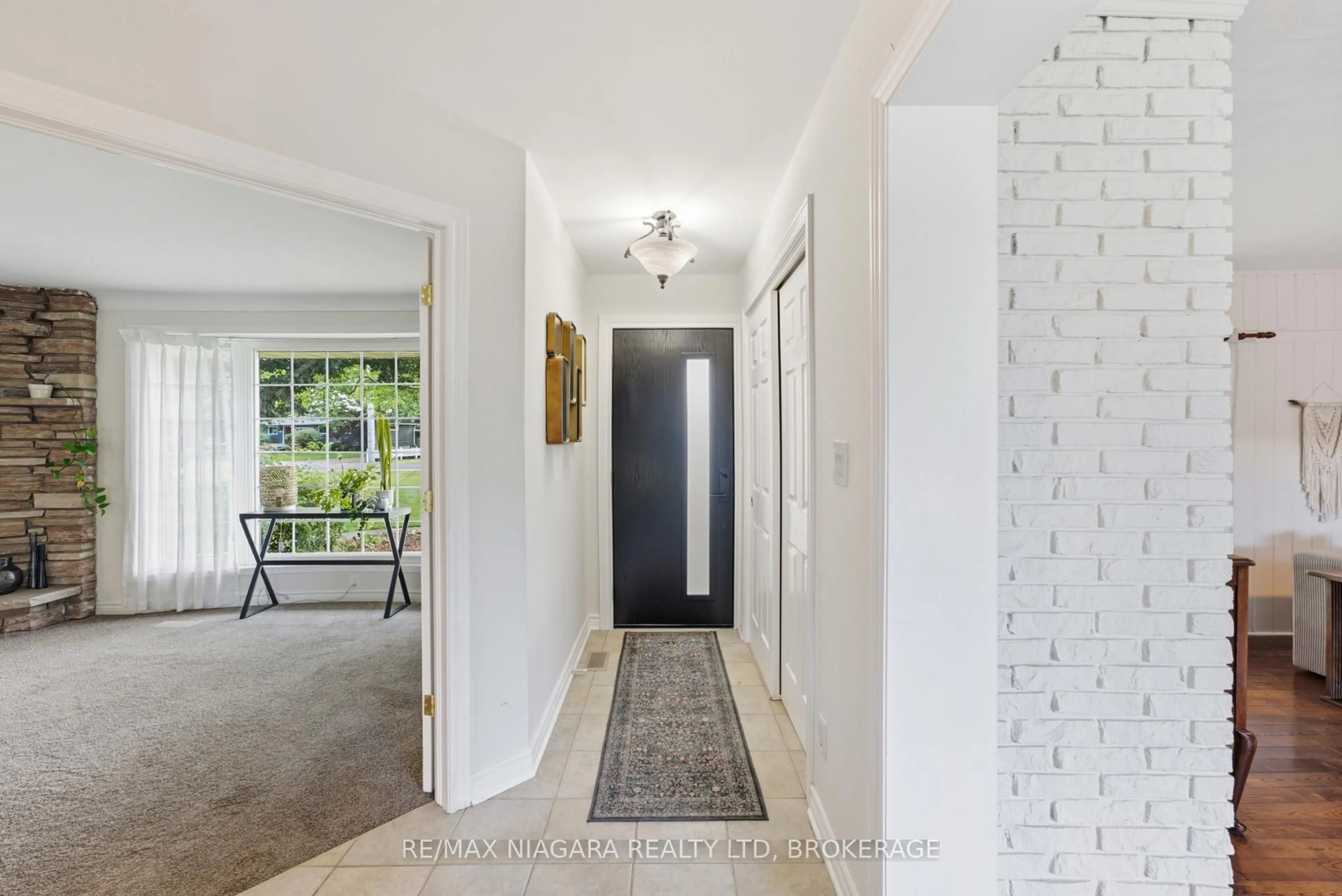 Indoor entryway for 1042 Lakeshore Rd, St. Catharines Ontario L2R 6P9