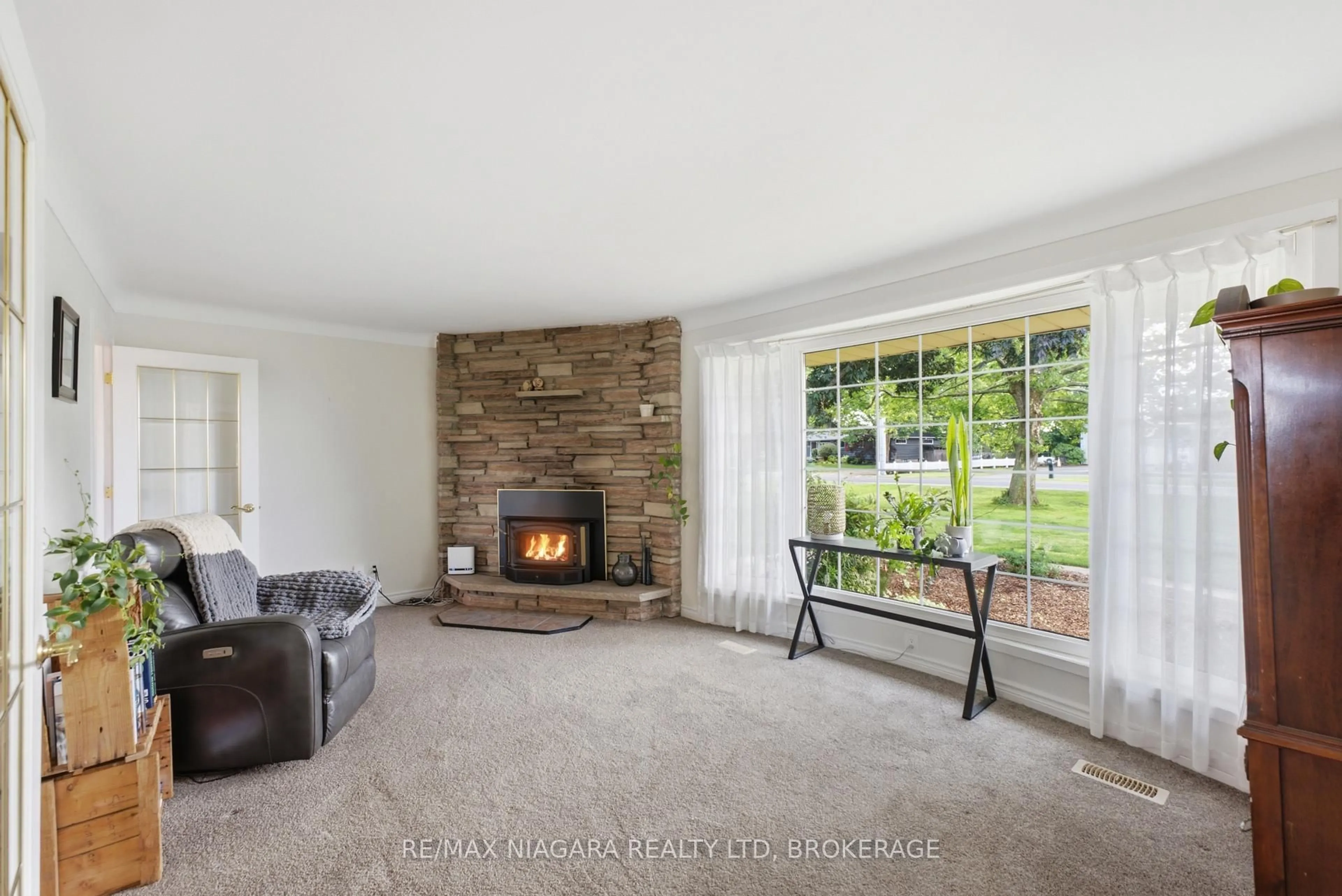 Living room with furniture, unknown for 1042 Lakeshore Rd, St. Catharines Ontario L2R 6P9