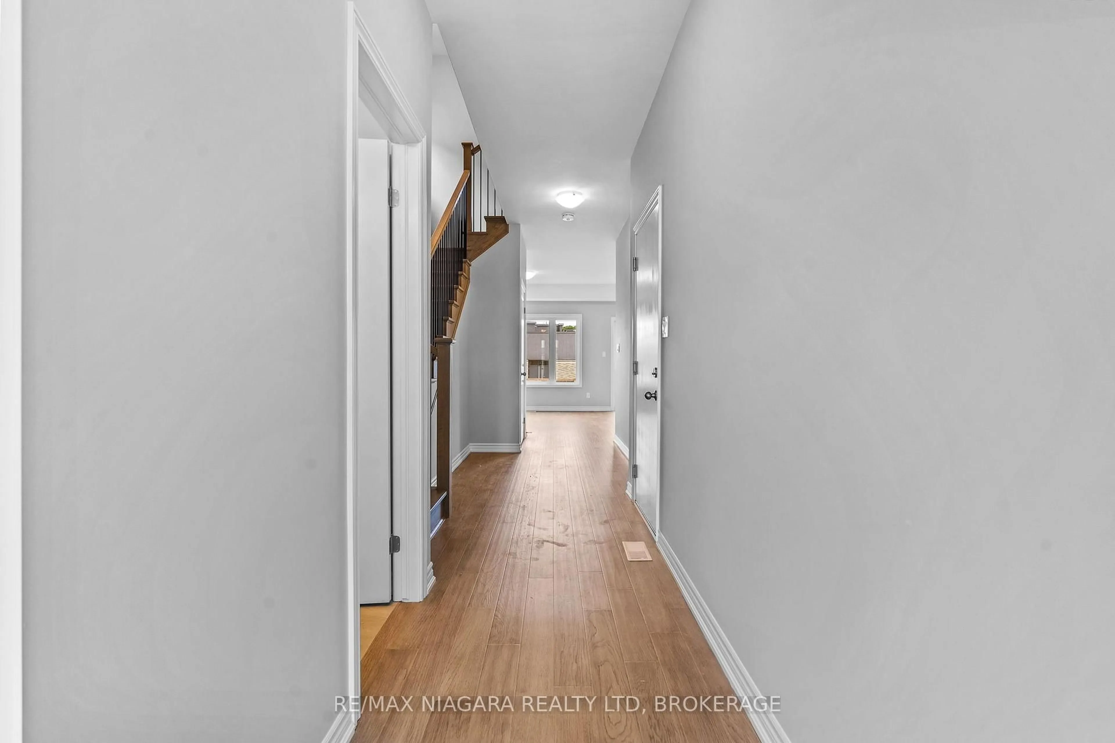 Indoor entryway for 218 Wellandvale Rd, Welland Ontario L3C 7C7