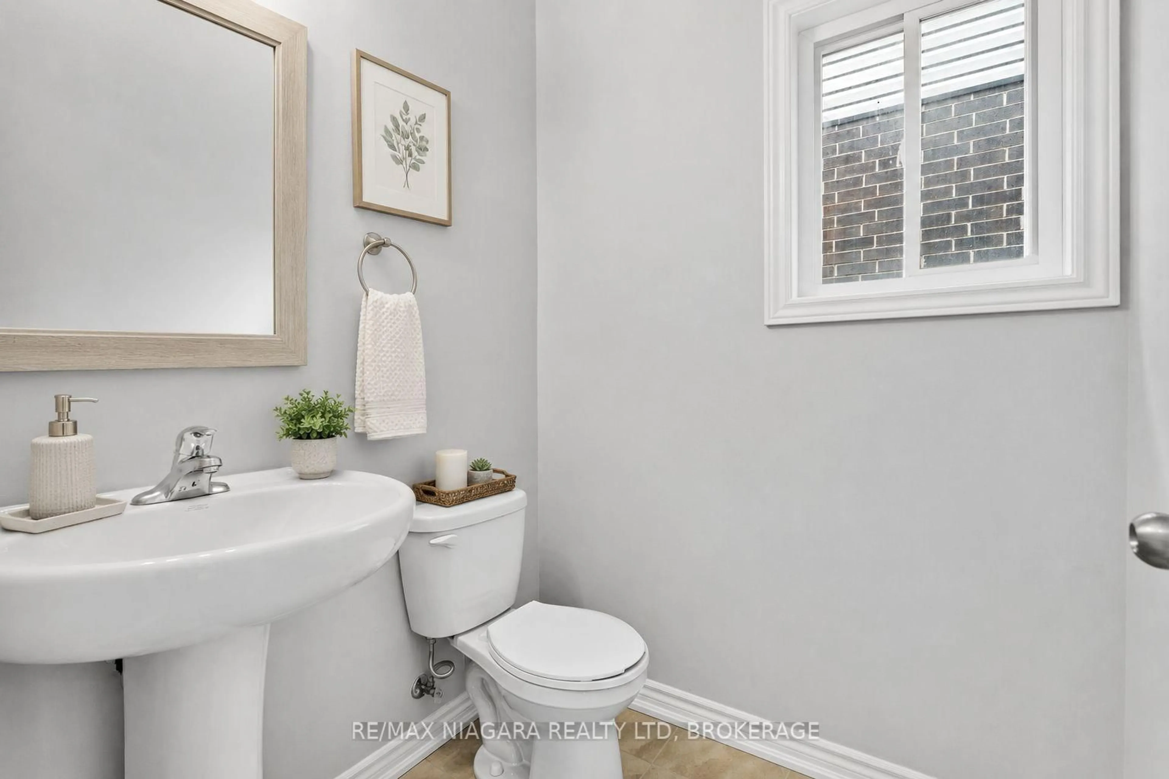 Standard bathroom, ceramic/tile floor for 218 Wellandvale Rd, Welland Ontario L3C 7C7