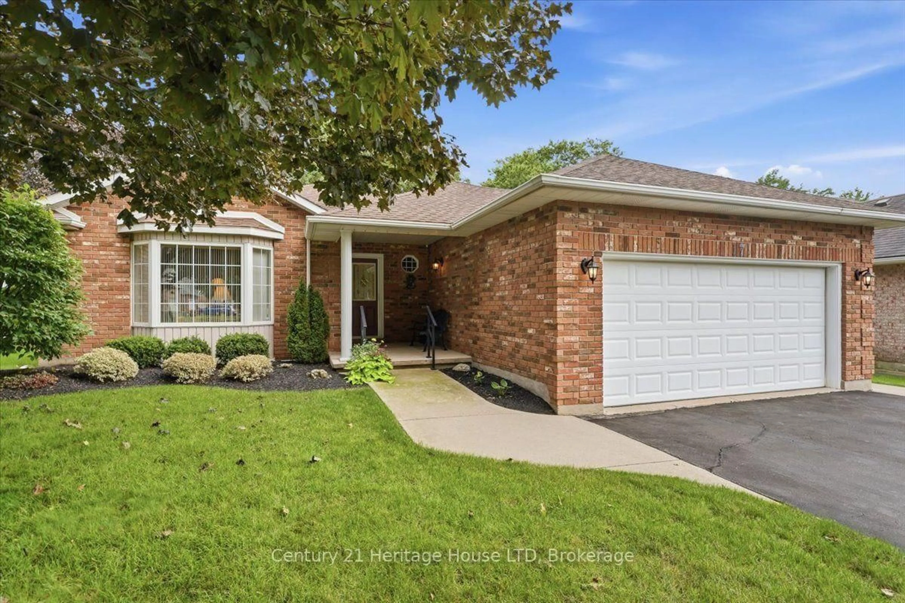 Home with brick exterior material, street for 17 Oakridge Blvd, Pelham Ontario L0S 1E5