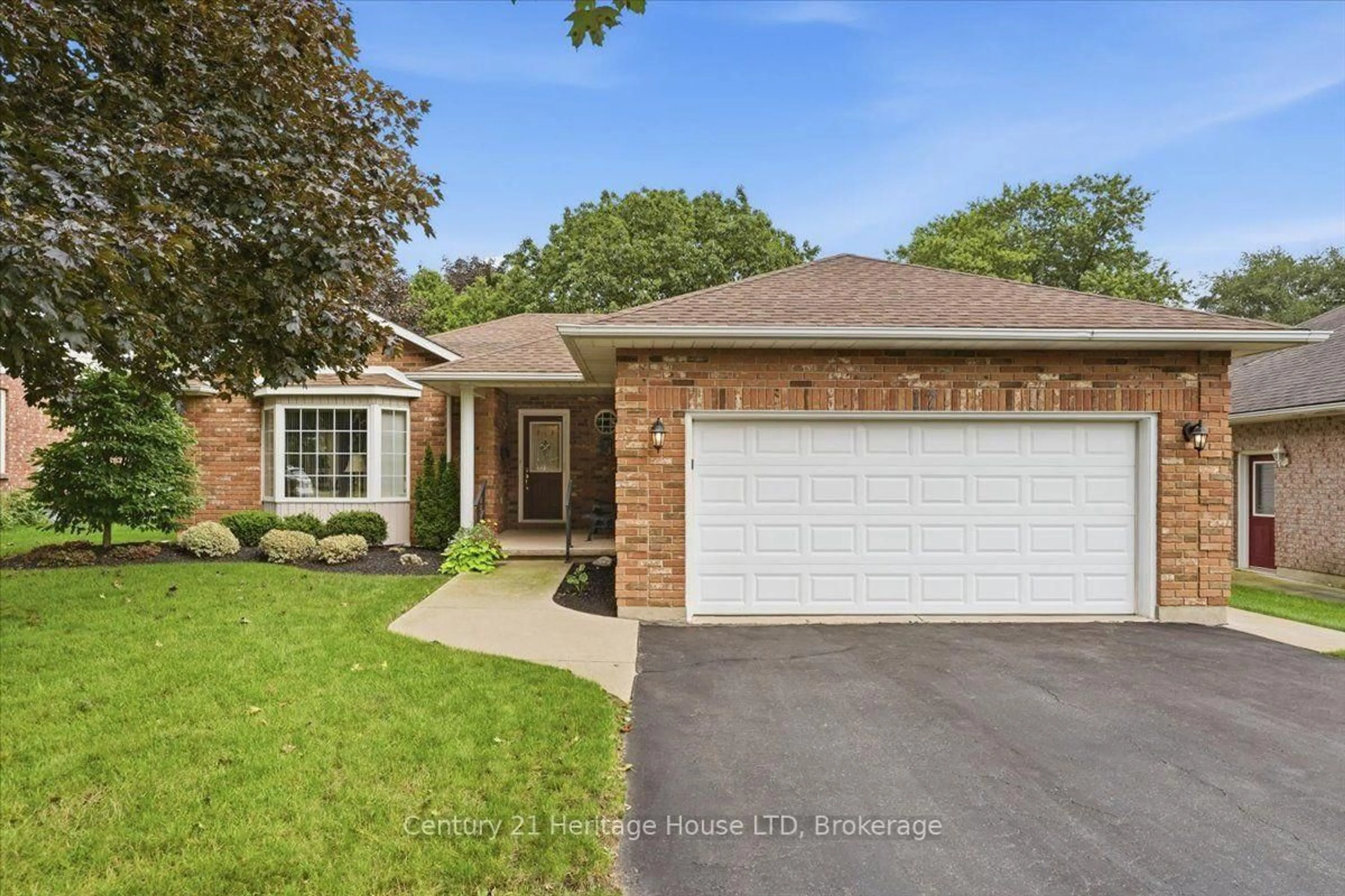 Home with brick exterior material, street for 17 Oakridge Blvd, Pelham Ontario L0S 1E5