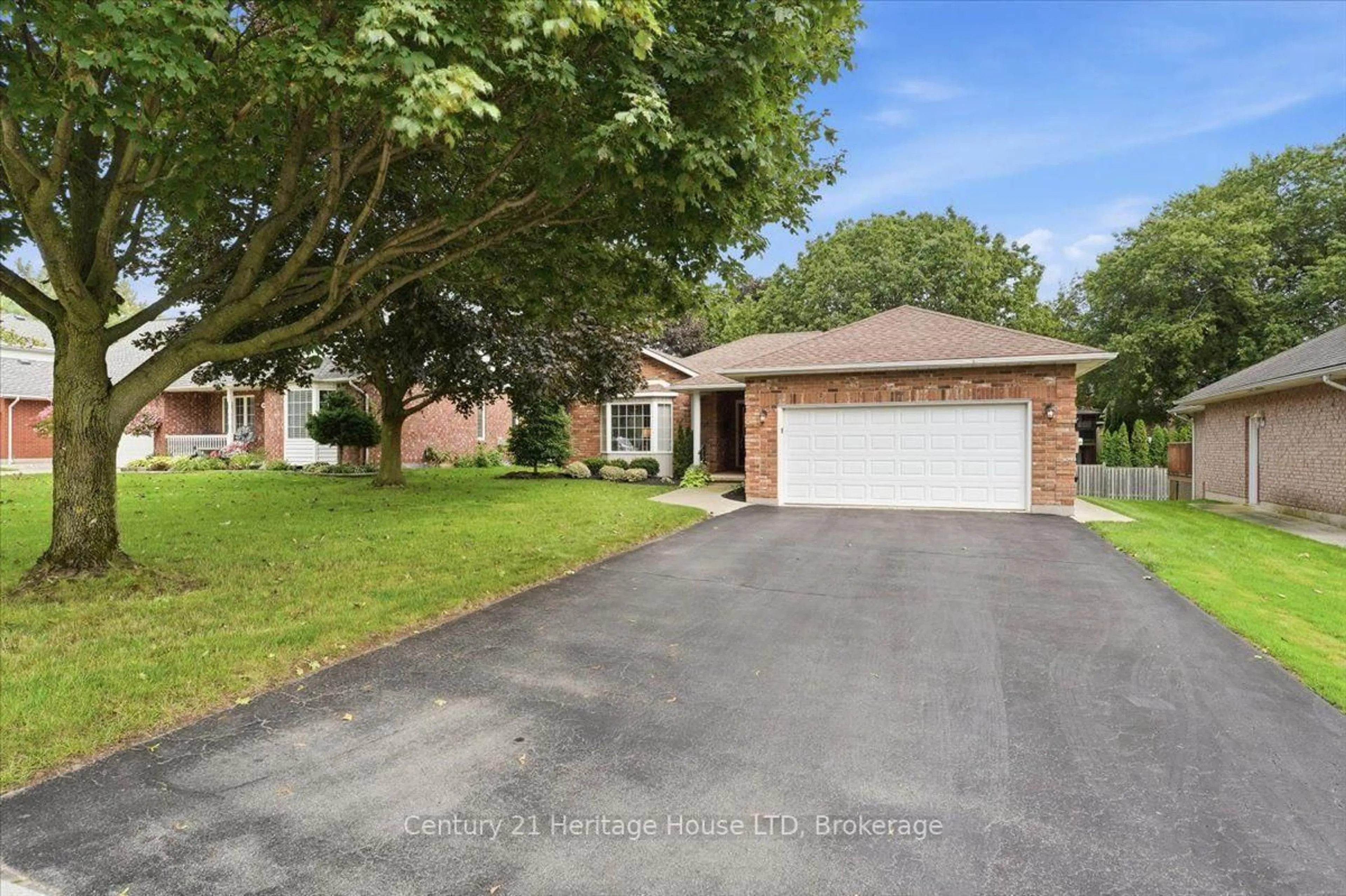 Home with brick exterior material, street for 17 Oakridge Blvd, Pelham Ontario L0S 1E5