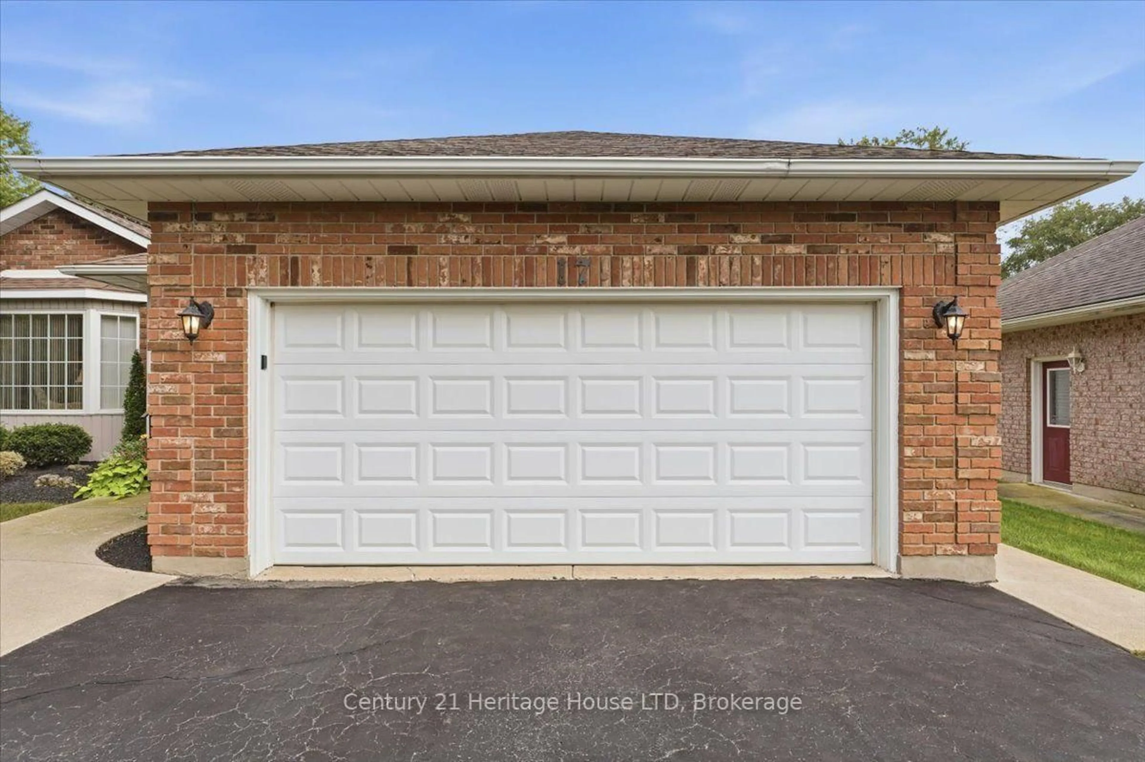 Indoor garage for 17 Oakridge Blvd, Pelham Ontario L0S 1E5