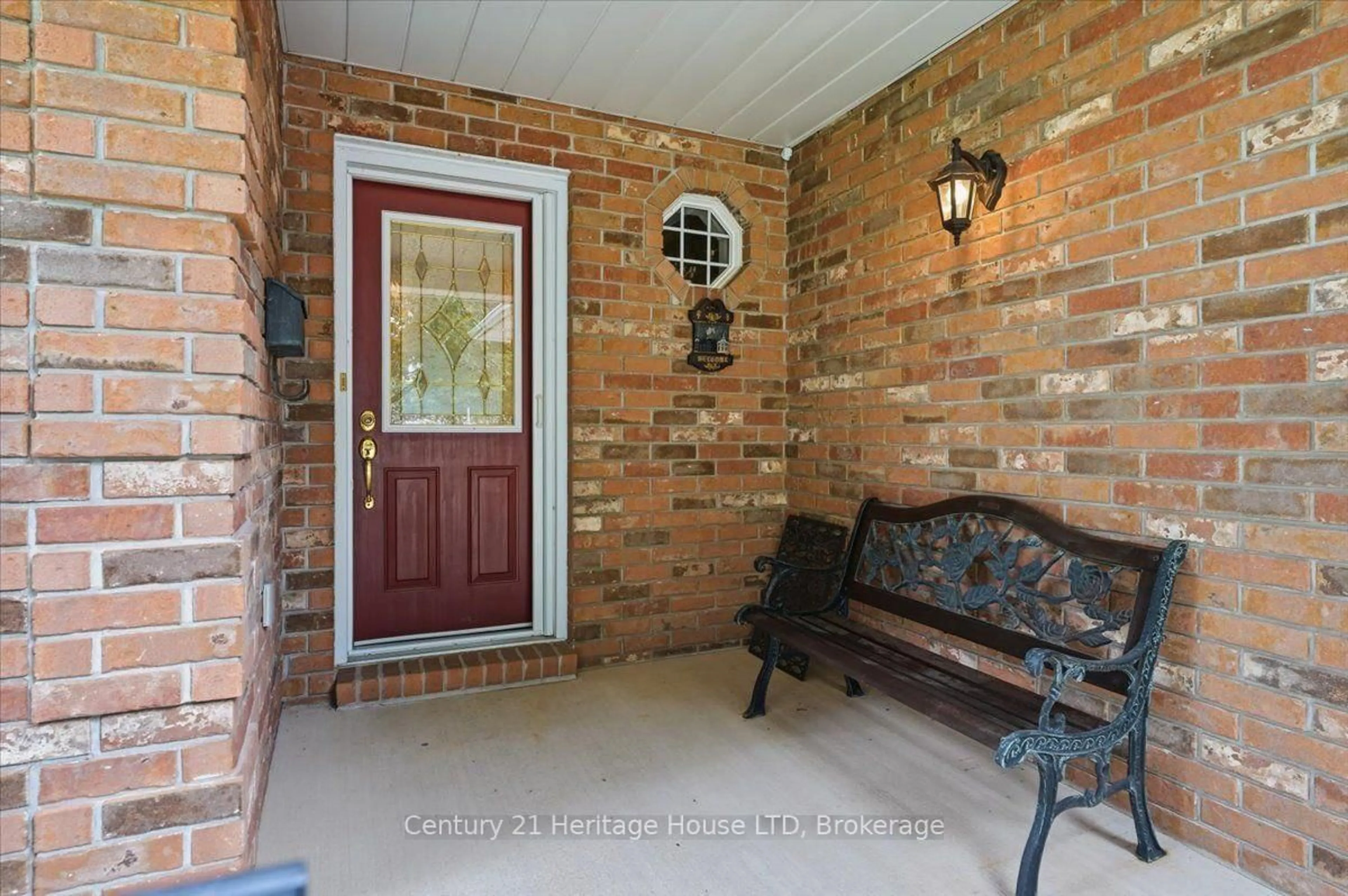 Indoor entryway for 17 Oakridge Blvd, Pelham Ontario L0S 1E5