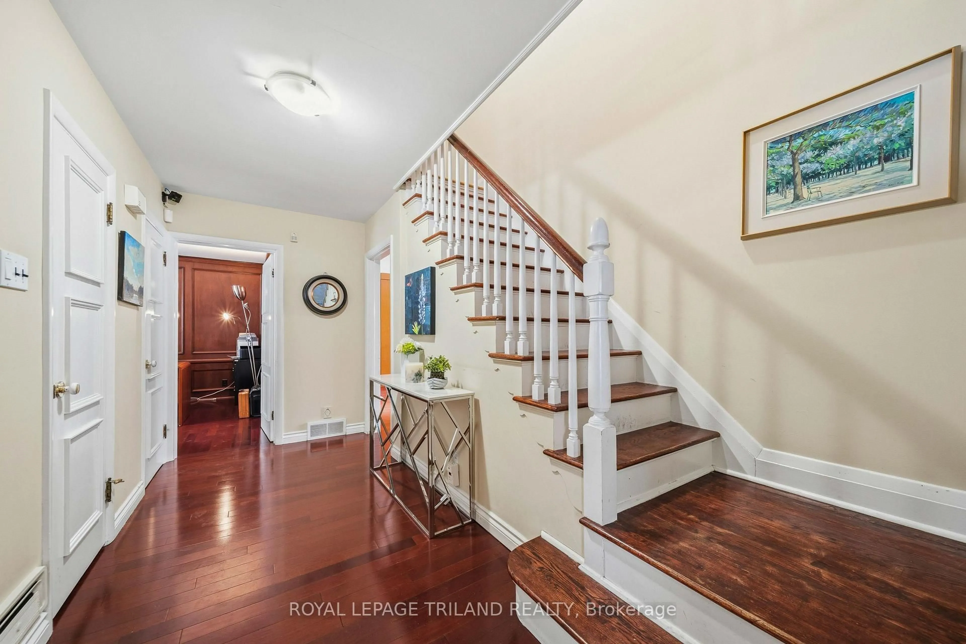 Indoor entryway for 1104 The Pkwy, London East Ontario N6A 2X3