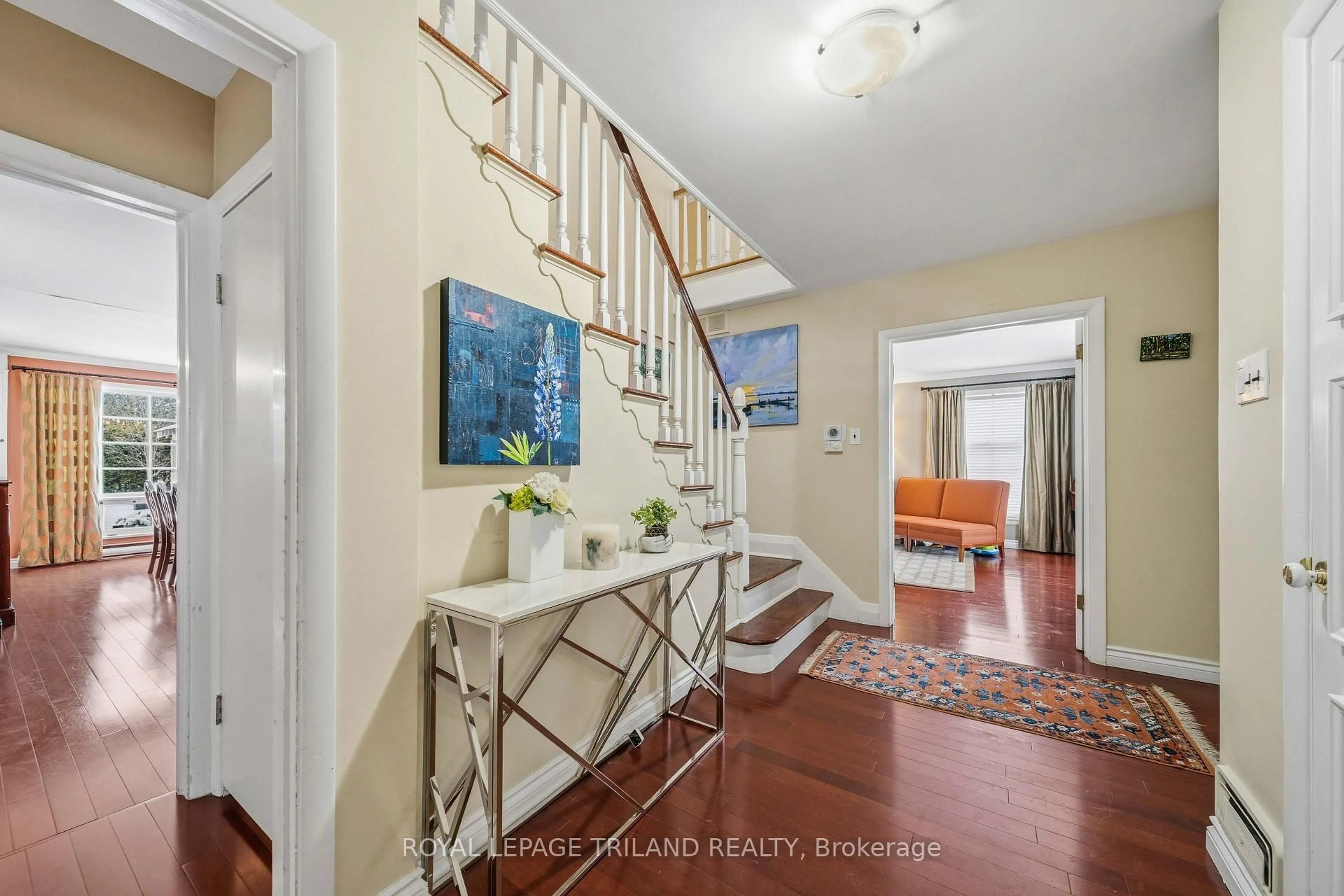 Indoor entryway for 1104 The Pkwy, London East Ontario N6A 2X3