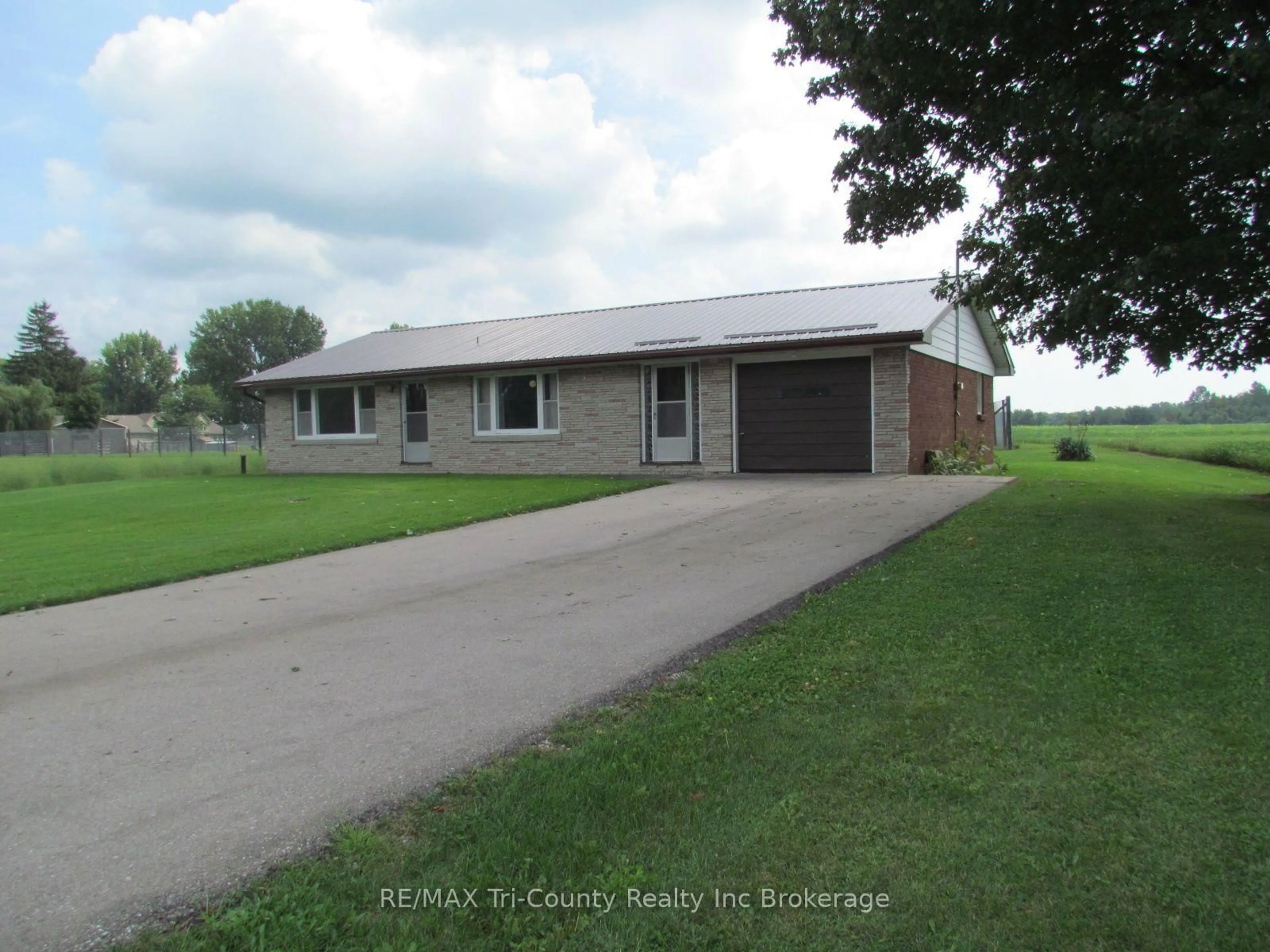 A pic from outside/outdoor area/front of a property/back of a property/a pic from drone, street for 1246 3 Highway, Norfolk Ontario N4B 2W6