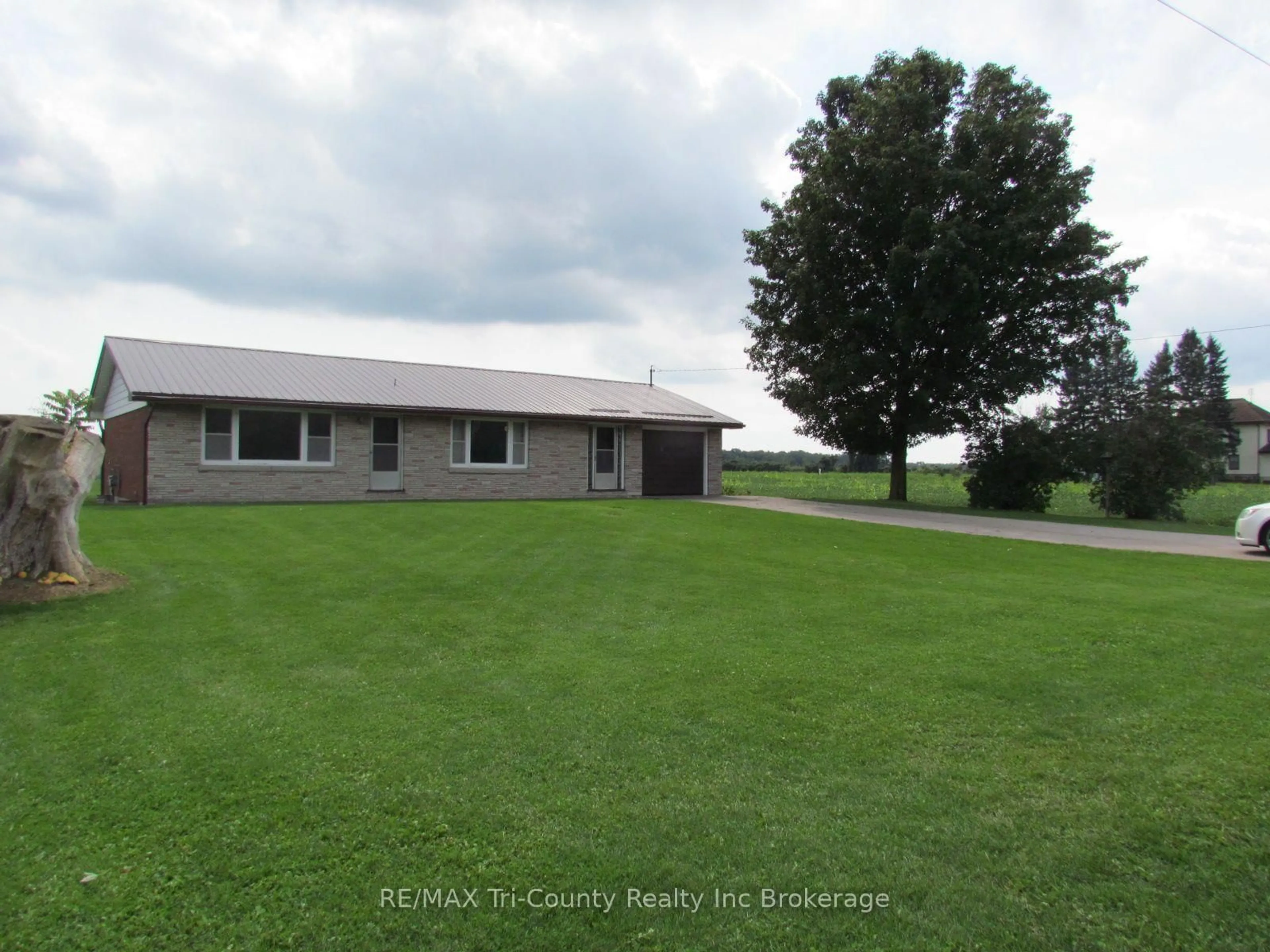 A pic from outside/outdoor area/front of a property/back of a property/a pic from drone, building for 1246 3 Highway, Norfolk Ontario N4B 2W6