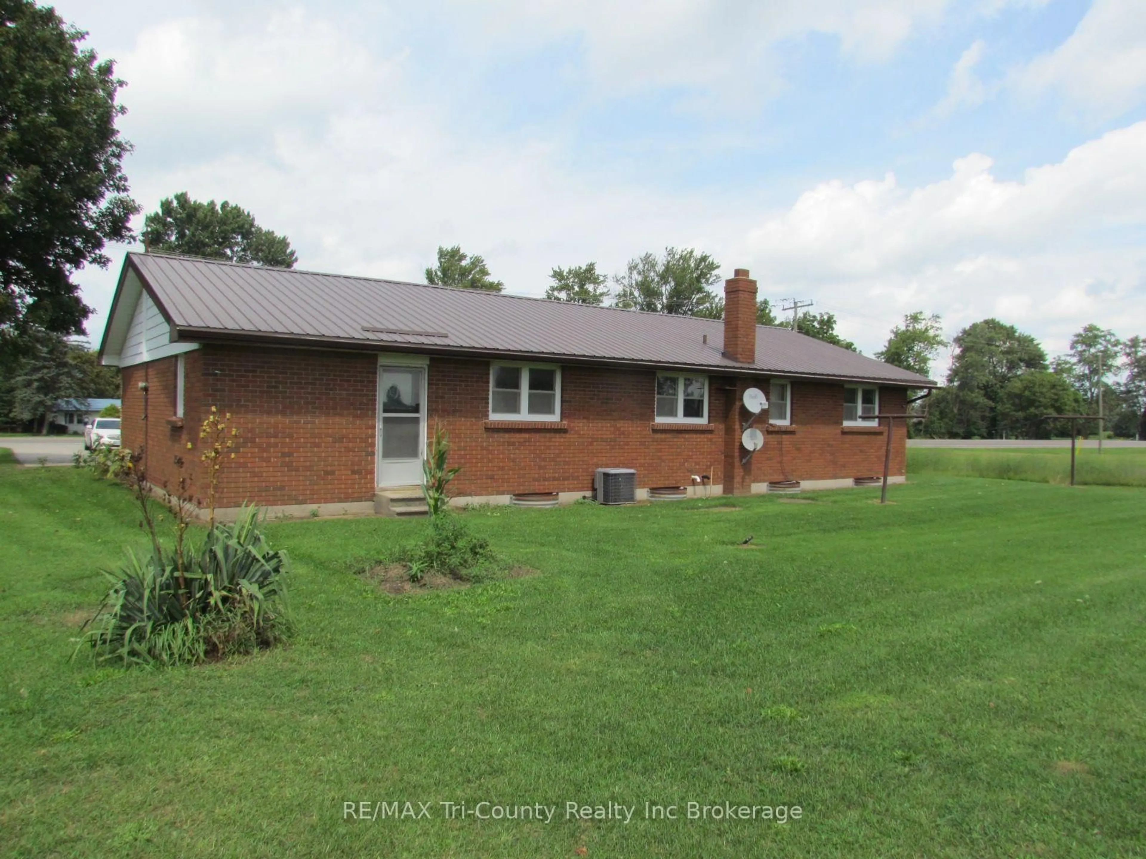 A pic from outside/outdoor area/front of a property/back of a property/a pic from drone, unknown for 1246 3 Highway, Norfolk Ontario N4B 2W6