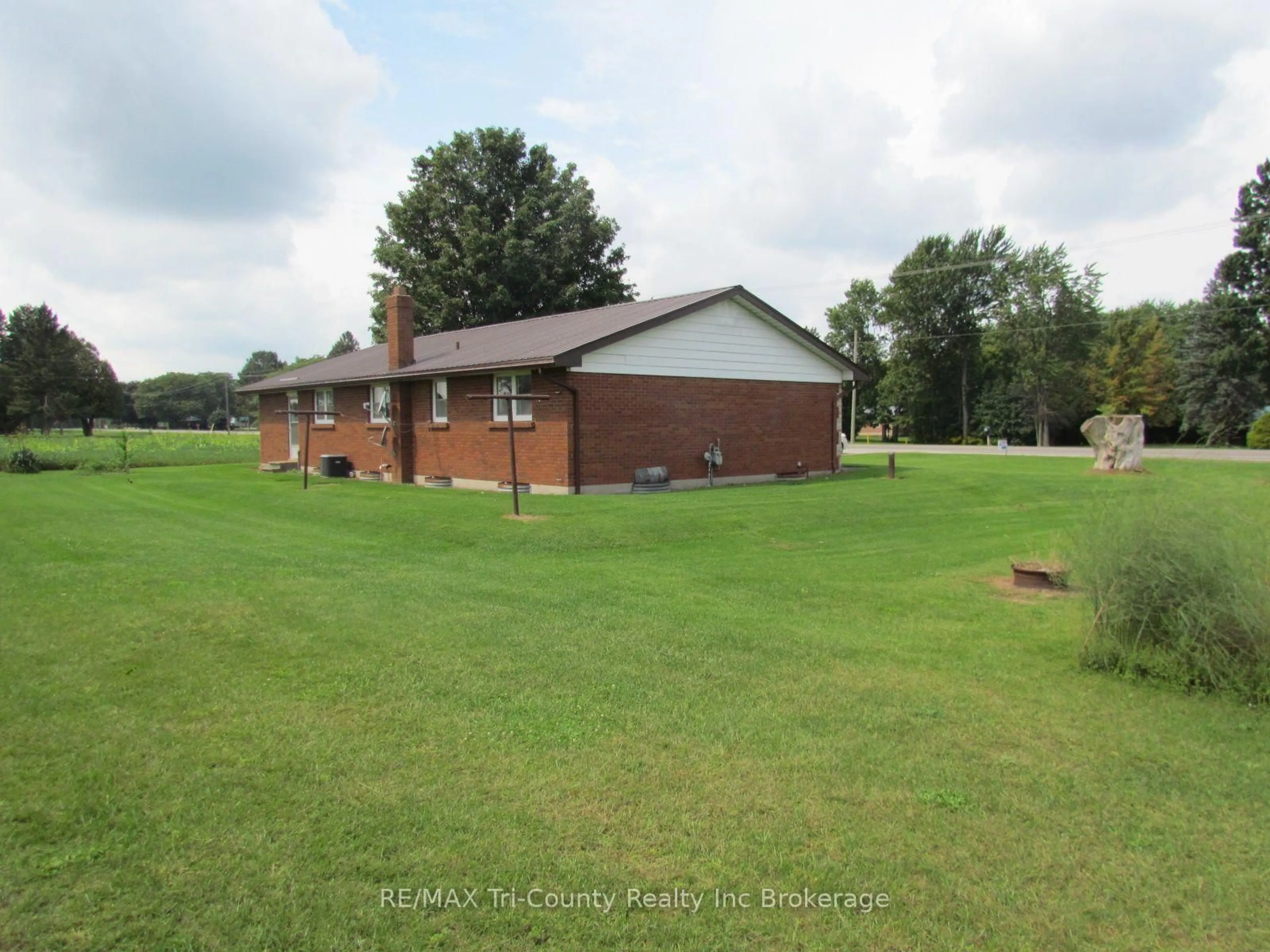 A pic from outside/outdoor area/front of a property/back of a property/a pic from drone, building for 1246 3 Highway, Norfolk Ontario N4B 2W6
