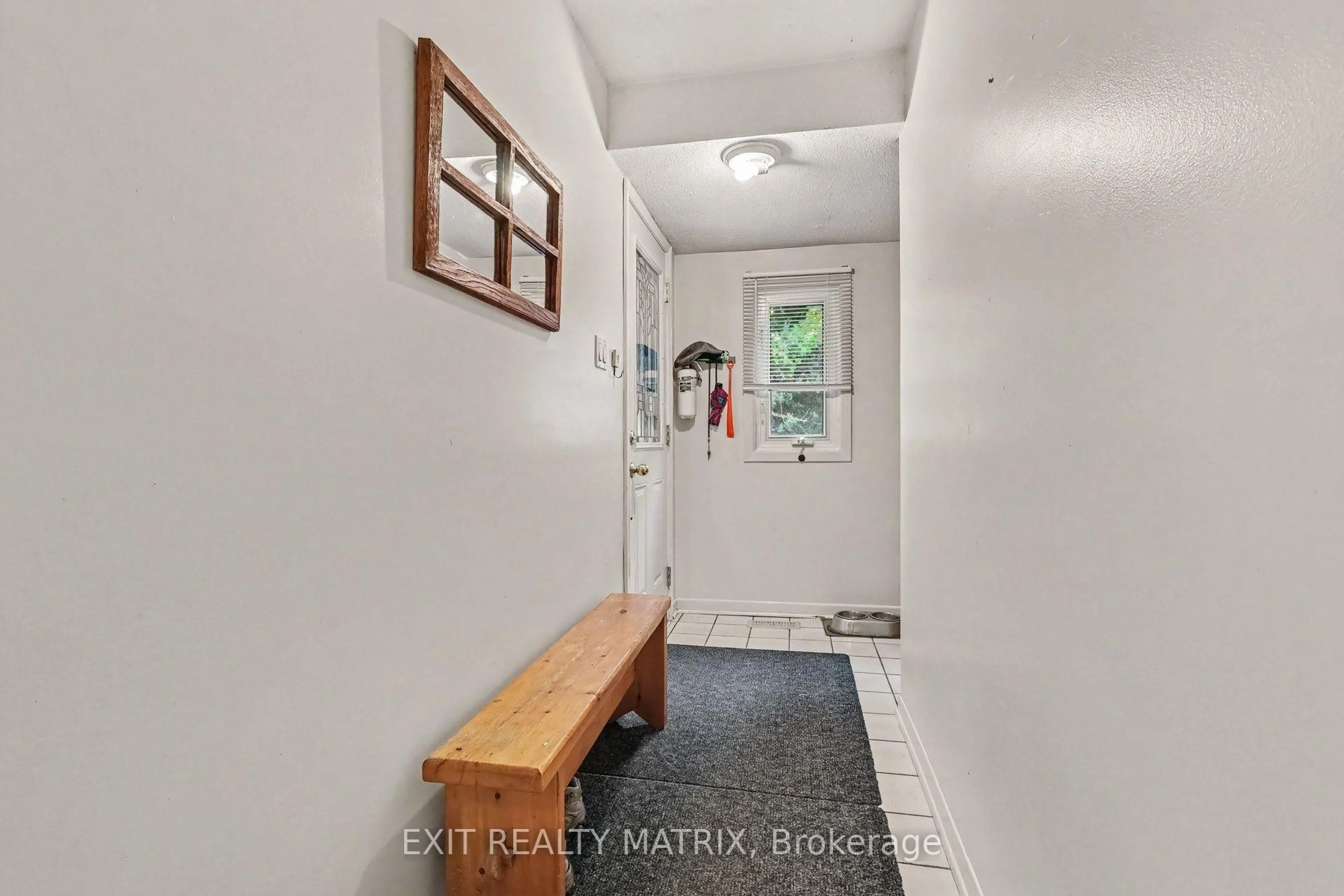 Indoor entryway for 1887 Elmridge Dr, Ottawa Ontario K1J 8G7