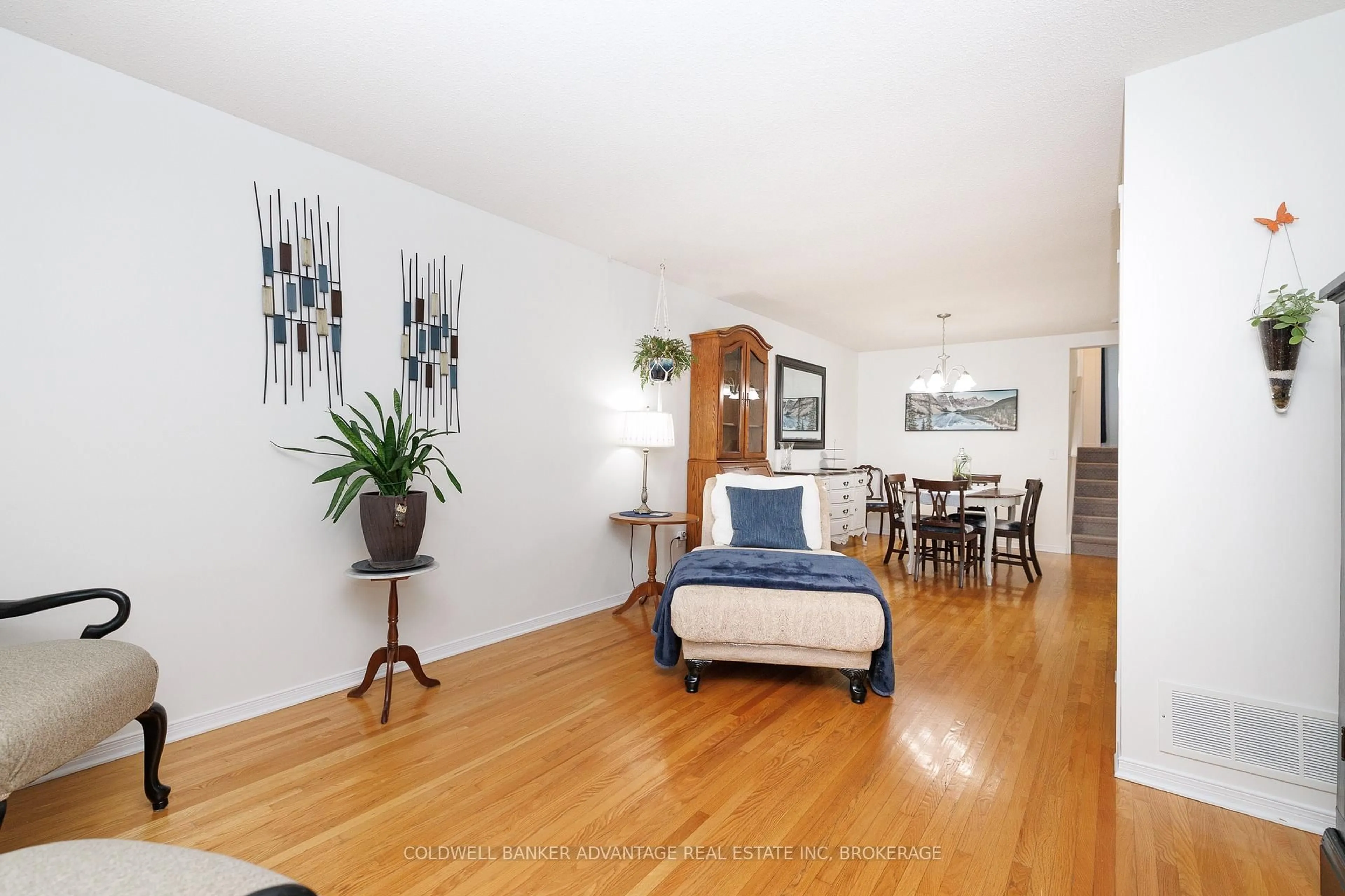 Living room with furniture, wood/laminate floor for 11 Woodland Dr, Welland Ontario L3C 7C9