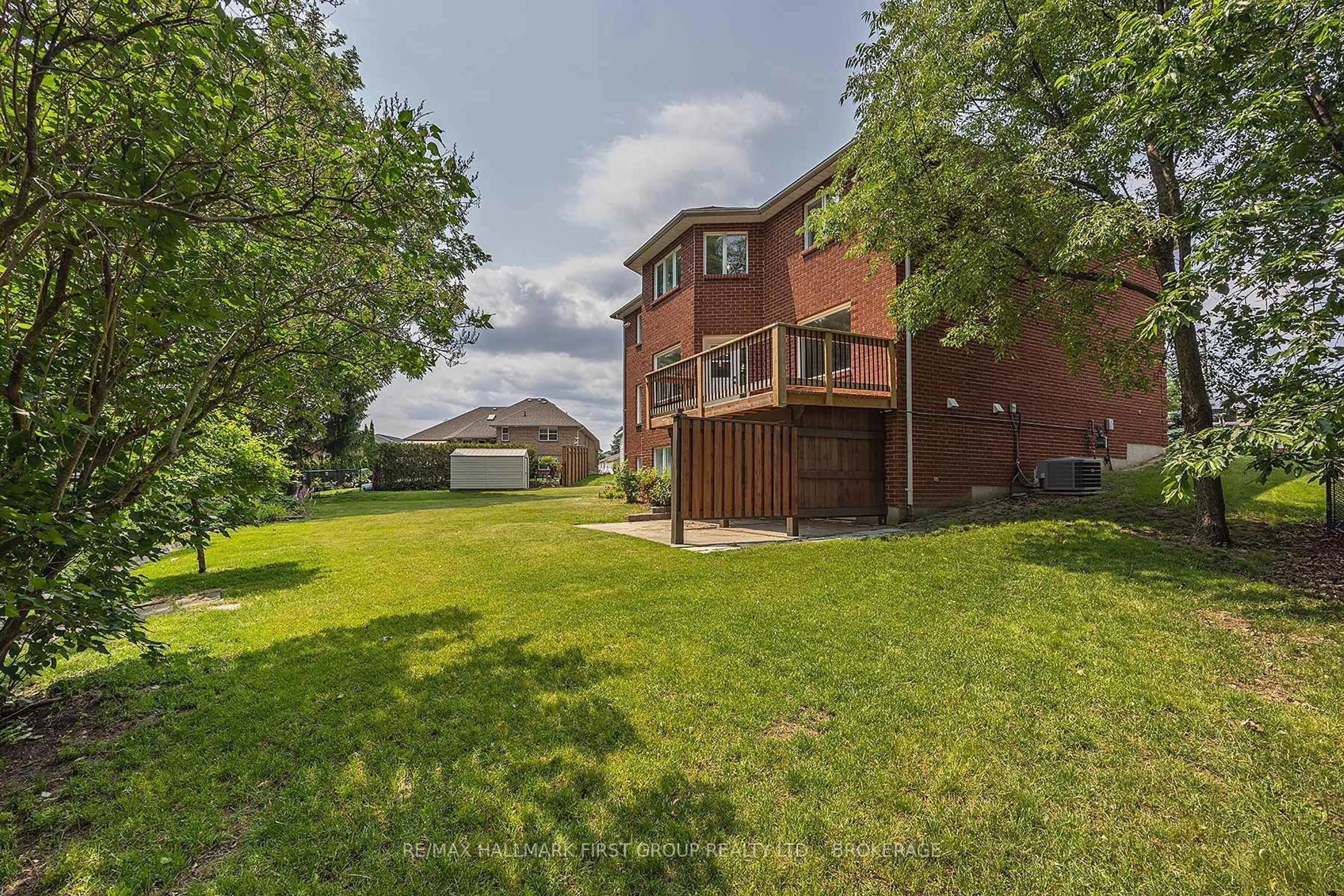 A pic from outside/outdoor area/front of a property/back of a property/a pic from drone, unknown for 272 FRIARHILL Cres, Kingston Ontario K7M 8P4