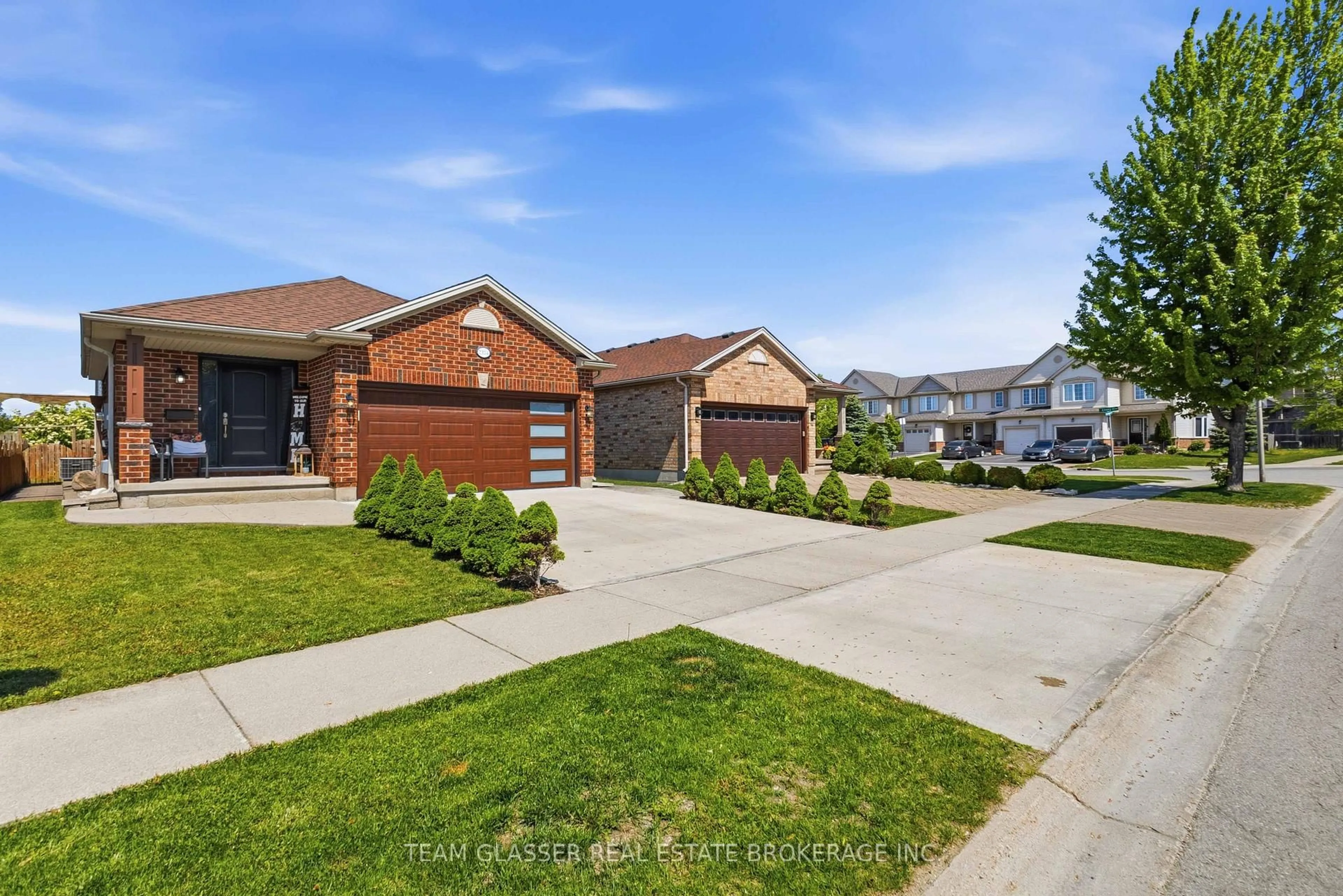 A pic from outside/outdoor area/front of a property/back of a property/a pic from drone, street for 2334 MEADOWGATE Blvd, London South Ontario N6M 1L6