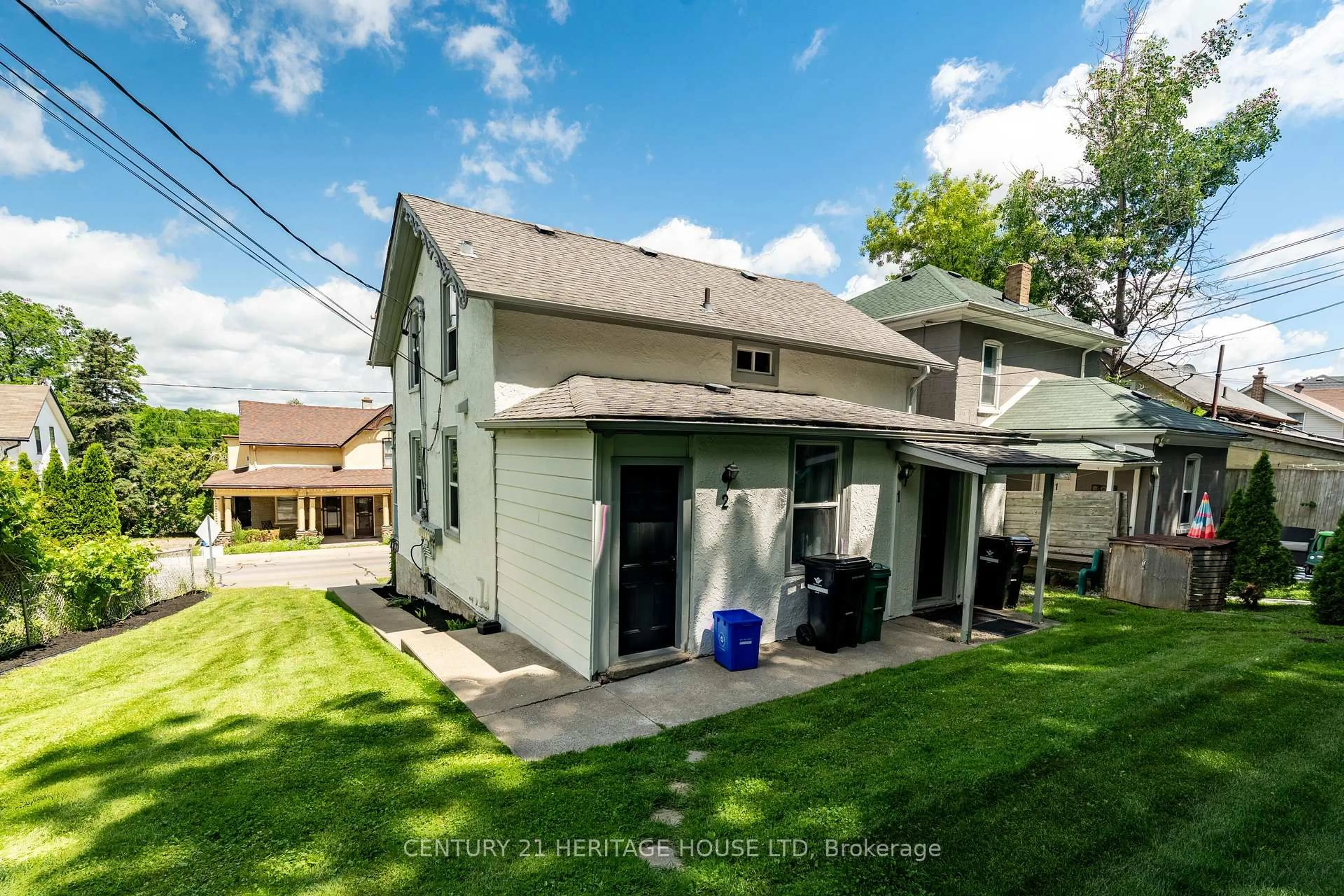 A pic from outside/outdoor area/front of a property/back of a property/a pic from drone, street for 66 Queen St, Cambridge Ontario N3C 1G1